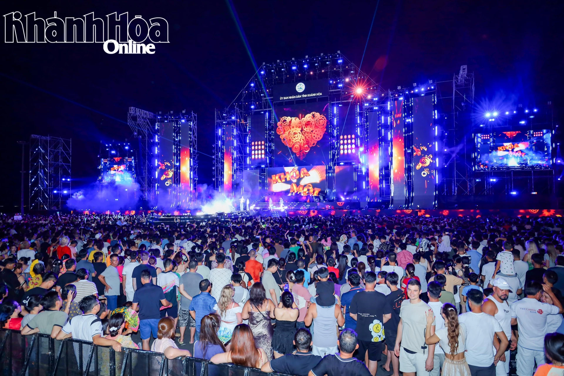 Một sự kiện âm nhạc diễn ra tại Quảng trường 2 tháng 4 (phường Nha Trang).