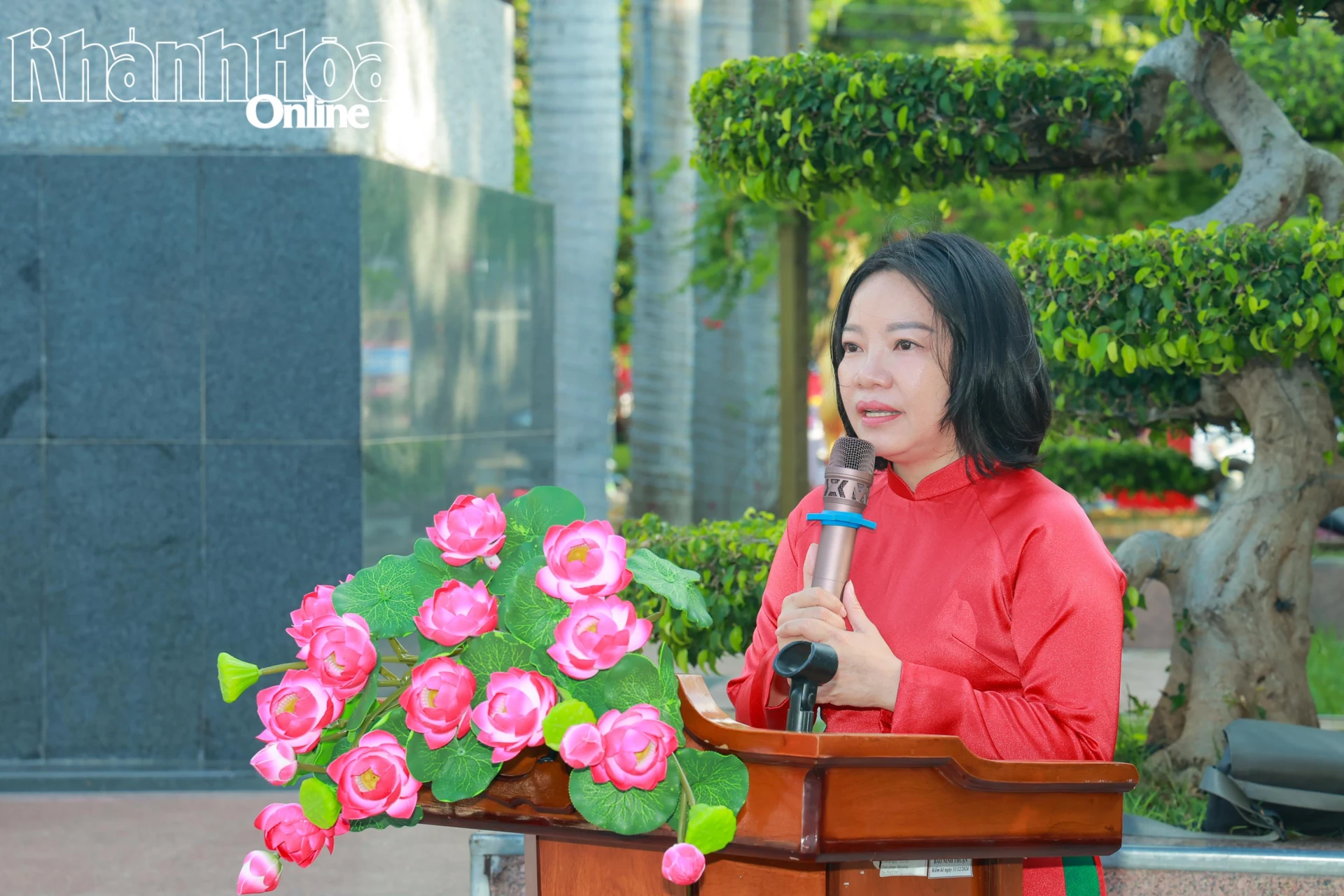 Đồng chí Thái Thị Lệ Hằng phát biểu chúc mừng và giao nhiệm vụ cho đảng viên mới Lê Thị Thanh Trà.