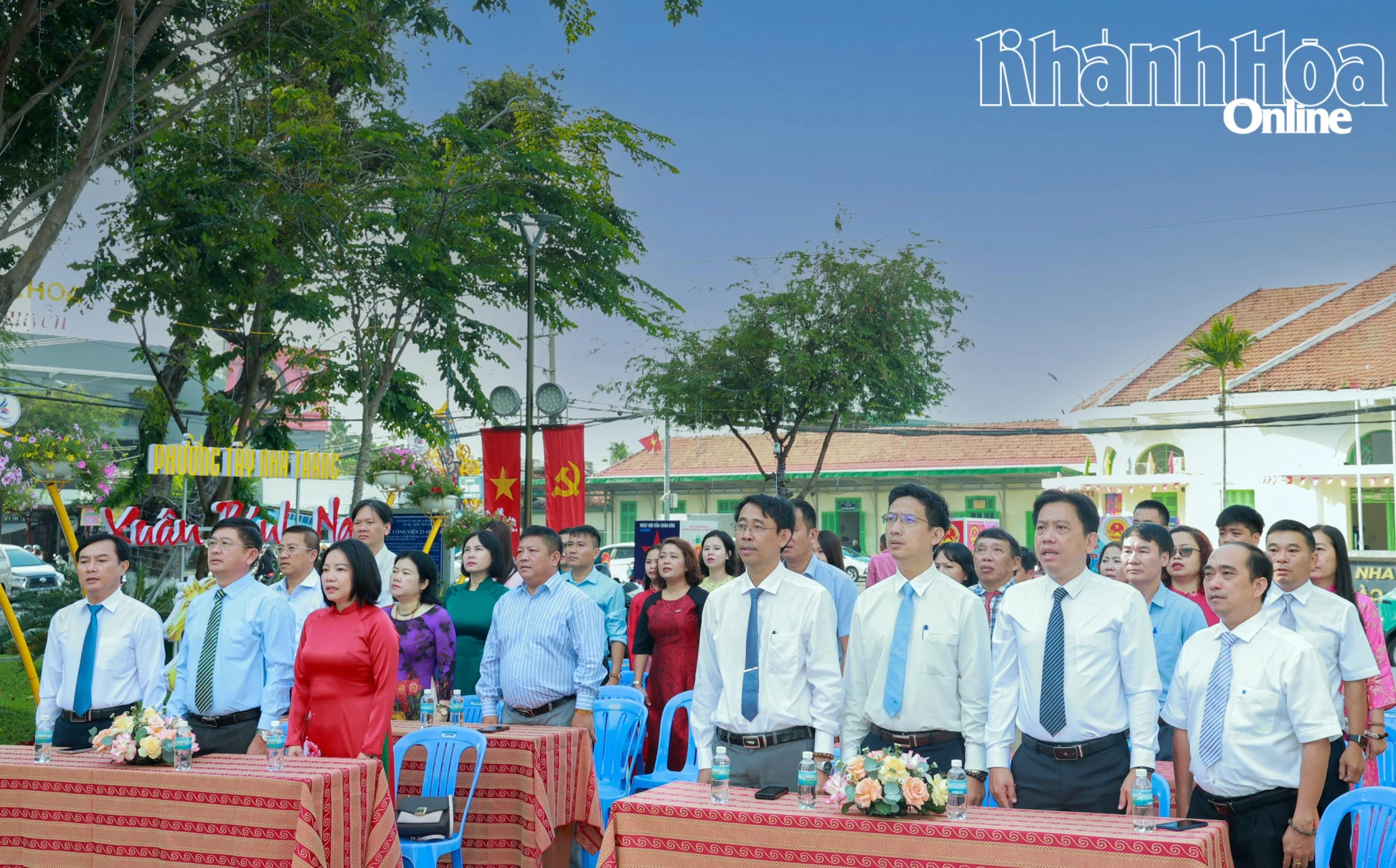 Các đại biểu, đảng viên, quần chúng ưu tú thực hiện nghi thức chào cờ.