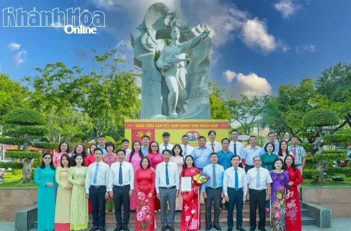 Đảng bộ Báo và Phát thanh, Truyền hình Khánh Hòa tổ chức kết nạp đảng viên tại Tượng đài 23 tháng 10