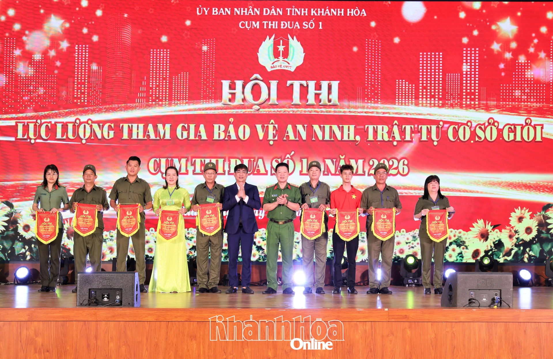 Ban Tổ chức trao cờ lưu niệm cho các đội thi. 