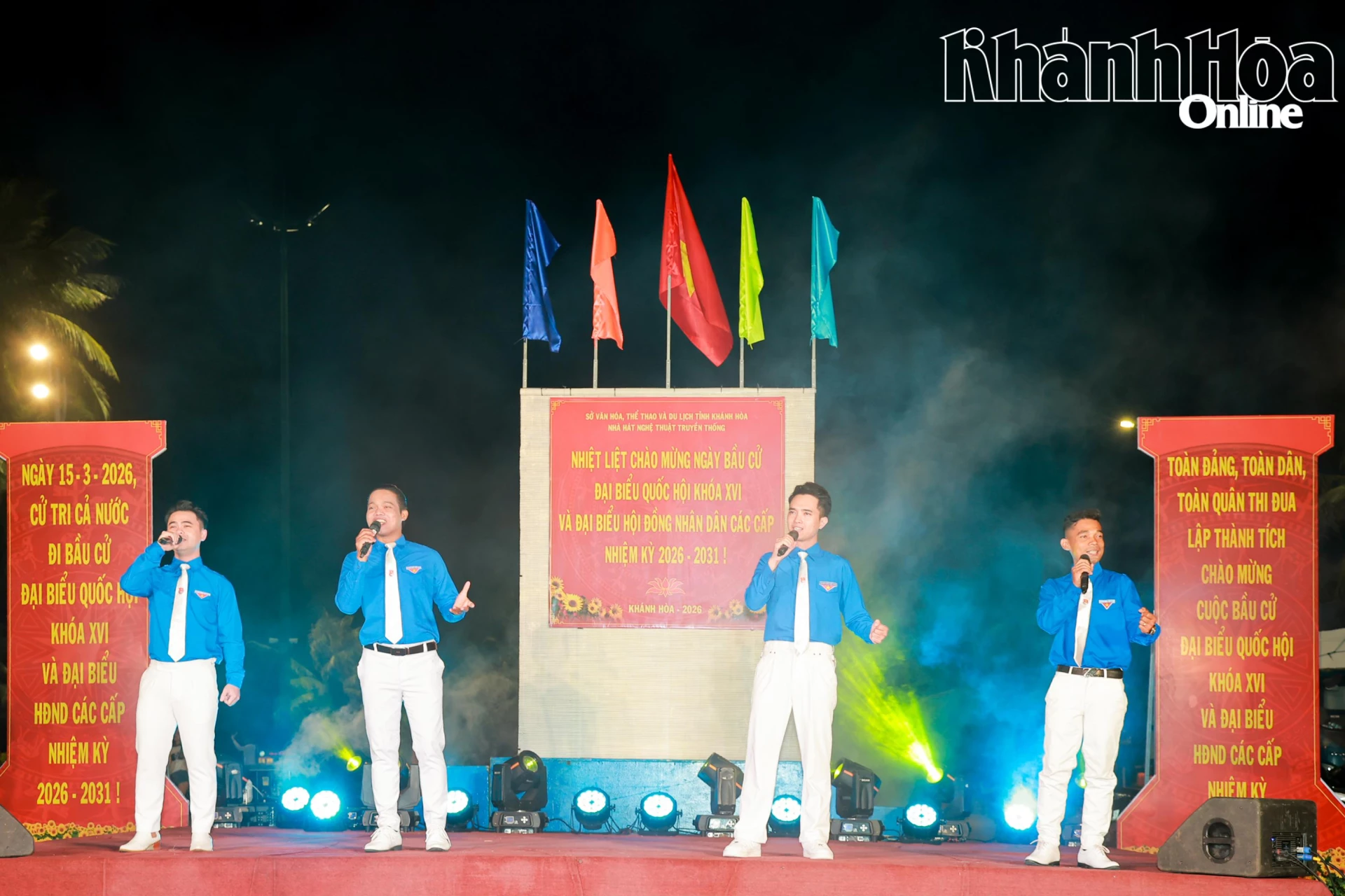 Tốp nam Chi đoàn Nhà hát Nghệ thuật truyền thống tỉnh thể hiện ca khúc “Lướt sóng ra khơi”.