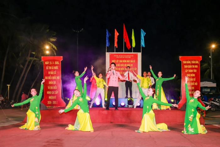 Tuổi trẻ Nhà hát Nghệ thuật truyền thống tỉnh Khánh Hòa biểu diễn tuyên truyền về ngày bầu cử