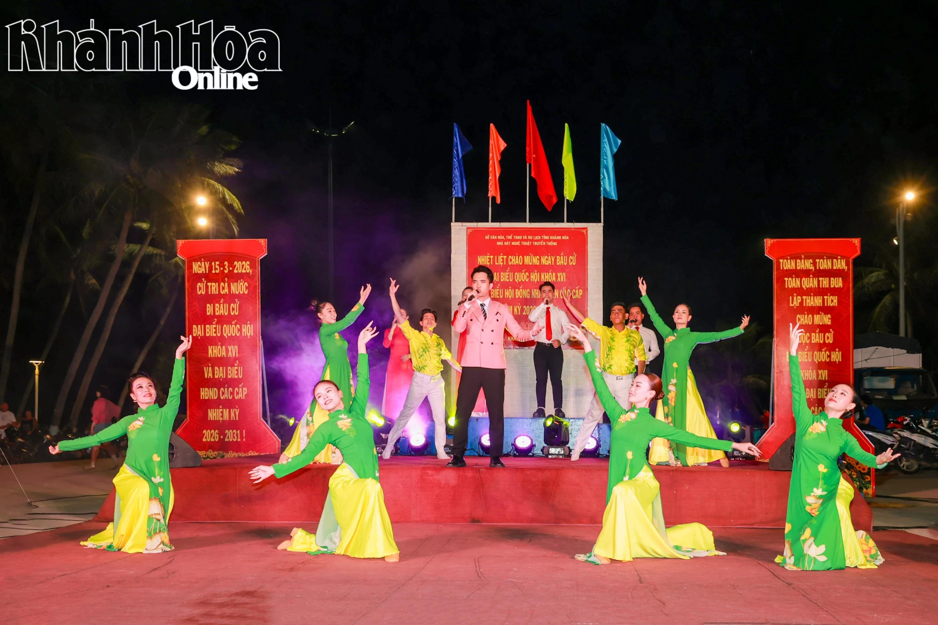 Tiết mục hát múa “Khi trong tôi có ánh mặt trời” do đoàn viên Nhà hát Nghệ thuật truyền thống thực hiện.