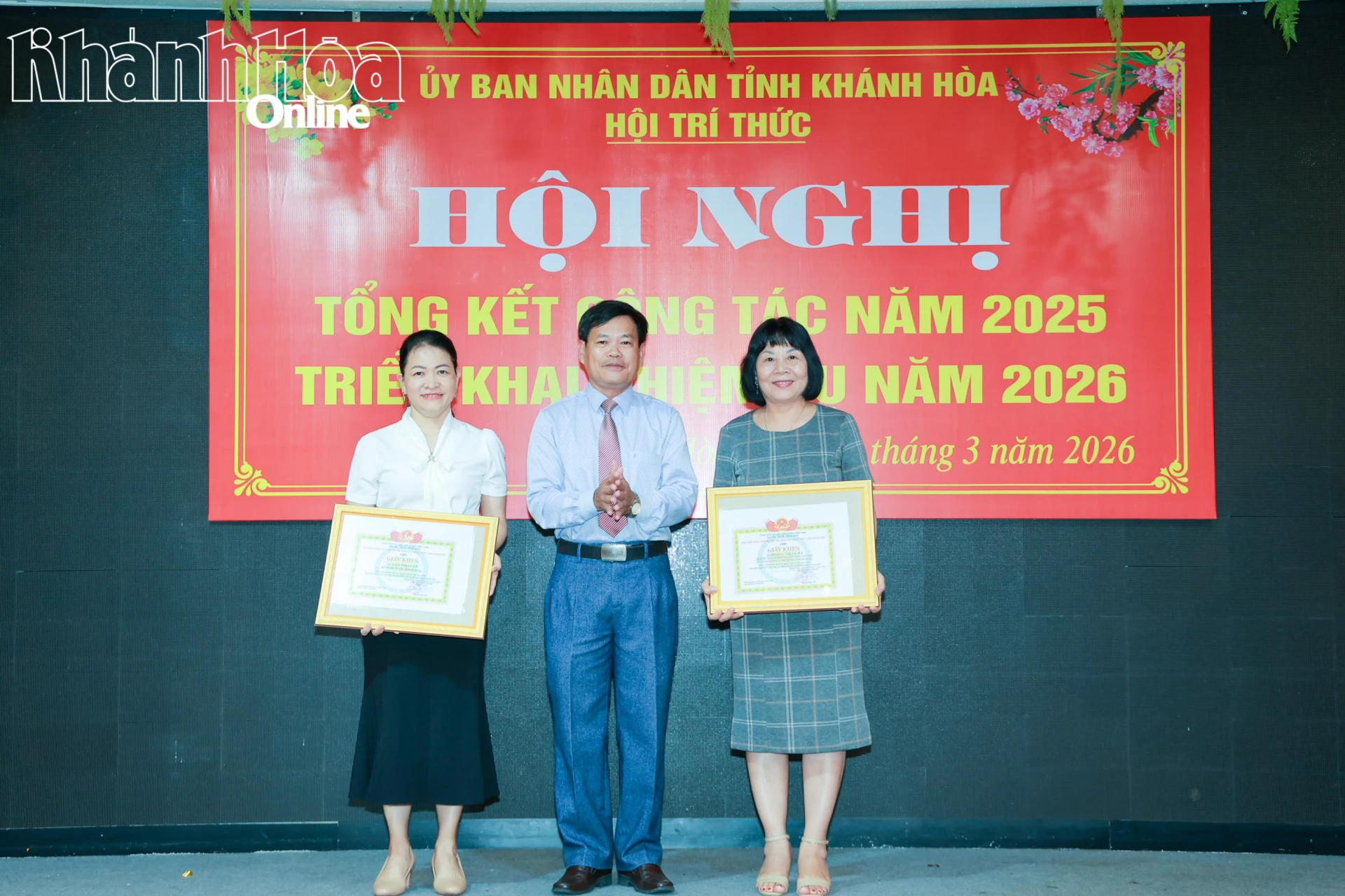 Lãnh đạo Liên hiệp các hội Khoa học và kỹ thuật tỉnh trao giấy khen cho 2 cá nhân.