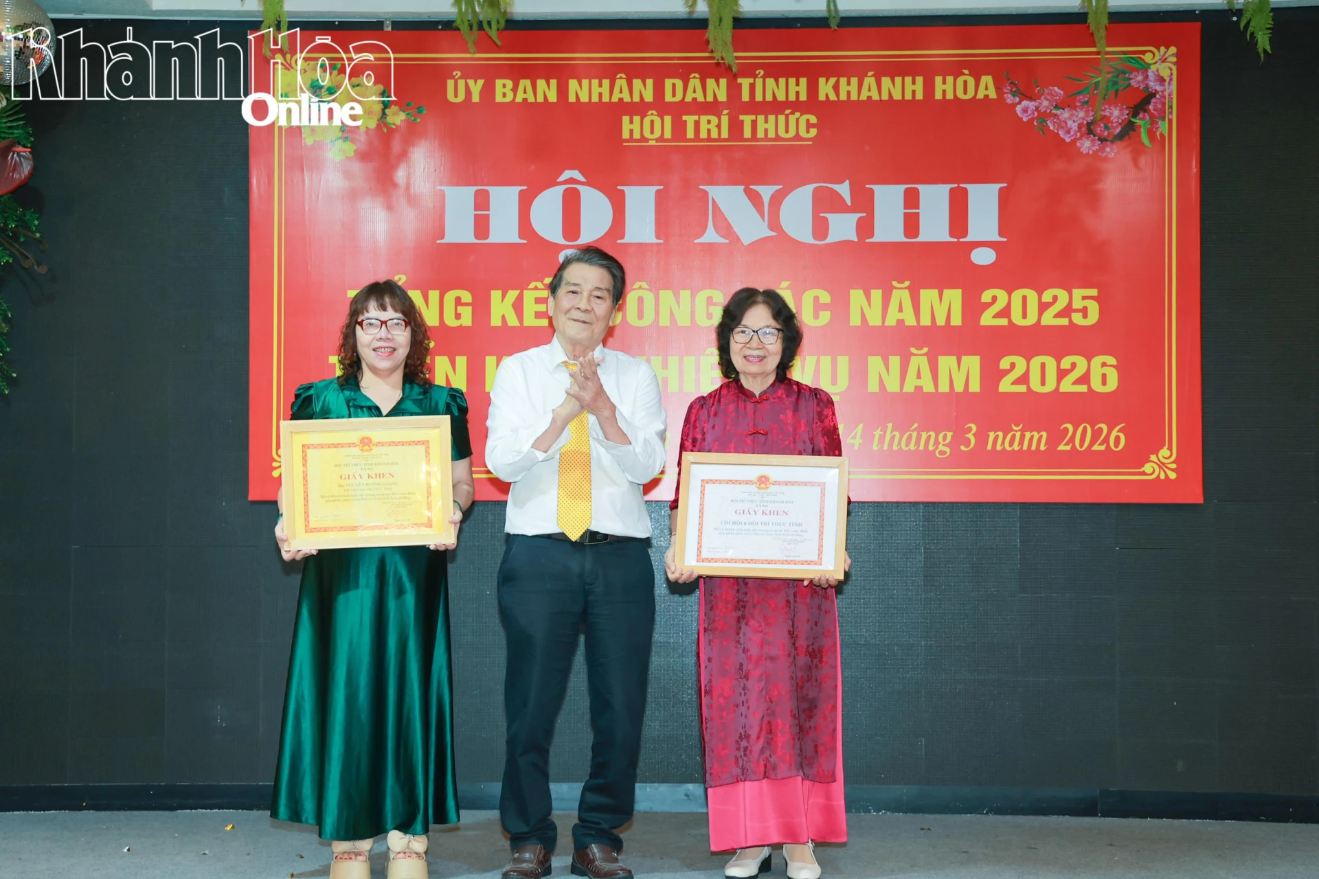 Lãnh đạo Hội Trí tỉnh Khánh Hòa trao giấy khen cho tập thể và cá nhân có thành tích xuất sắc.