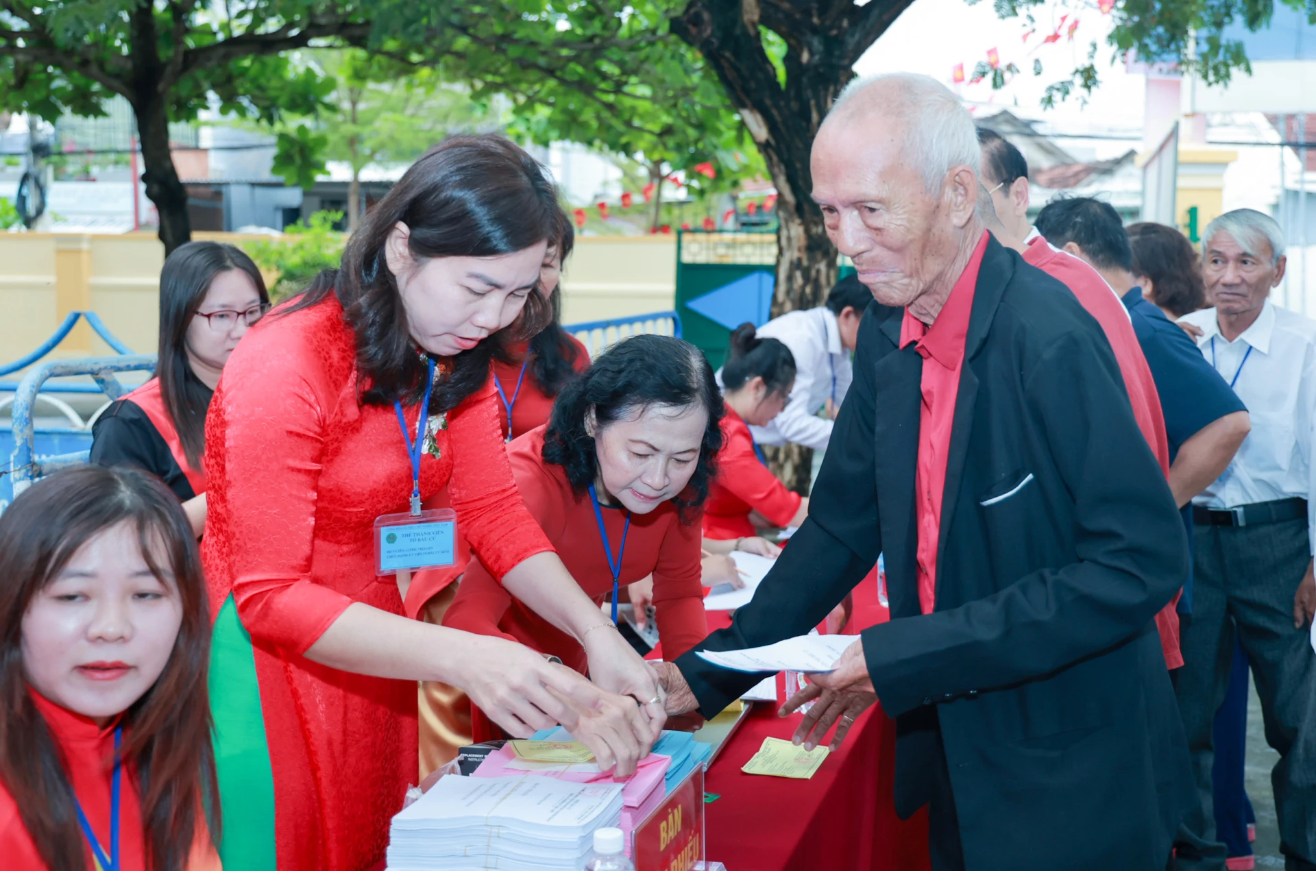 Cử tri người cao tuổi ở phường Nam Nha Trang thực hiện quyền công dân trong ngày bầu cử. Ảnh: Nhân Tâm.