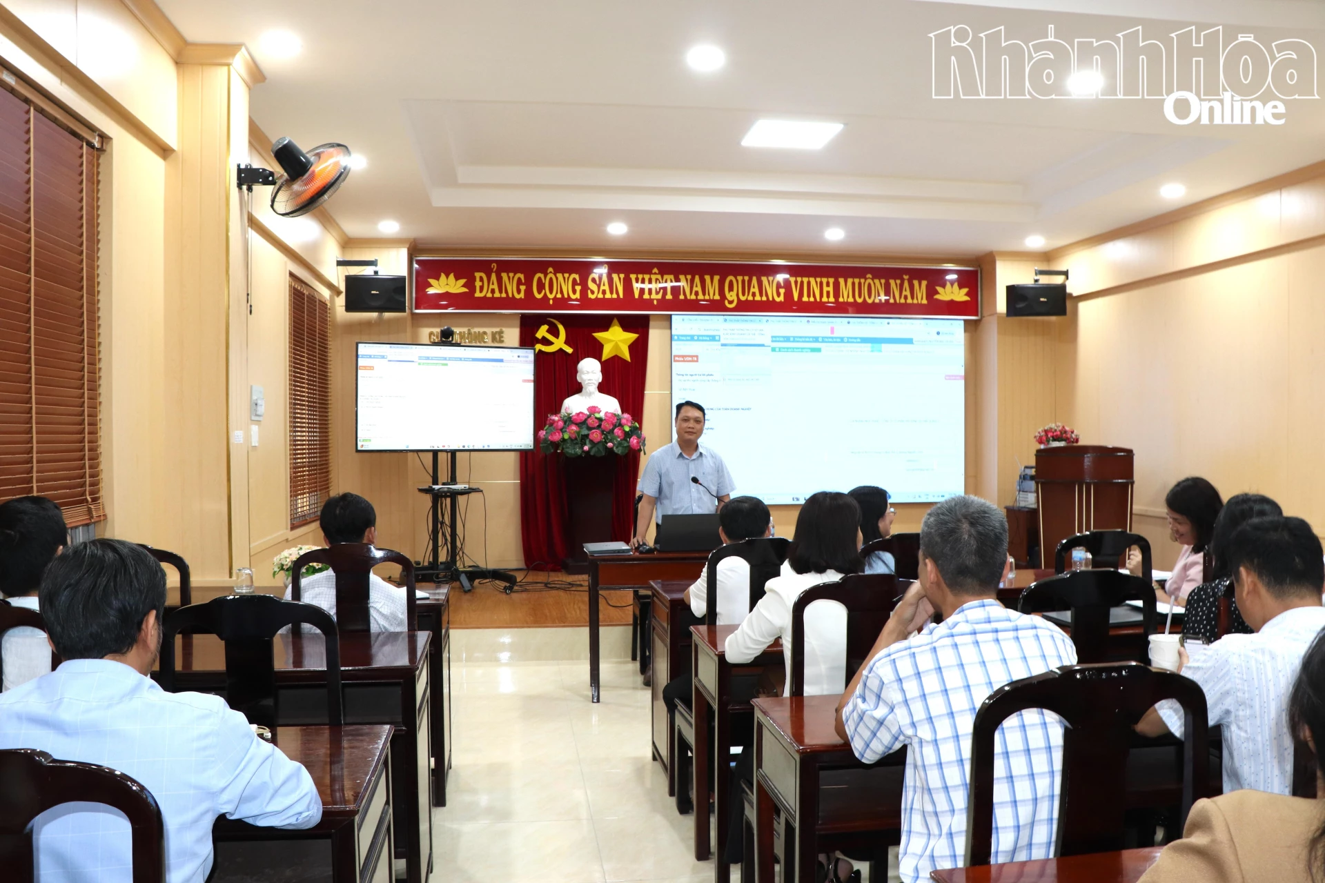 Tập huấn nghiệp vụ và hướng dẫn sử dụng phần mềm phiếu điều tra cho lực lượng điều tra viên, giám sát viên tham gia giai đoạn 2.