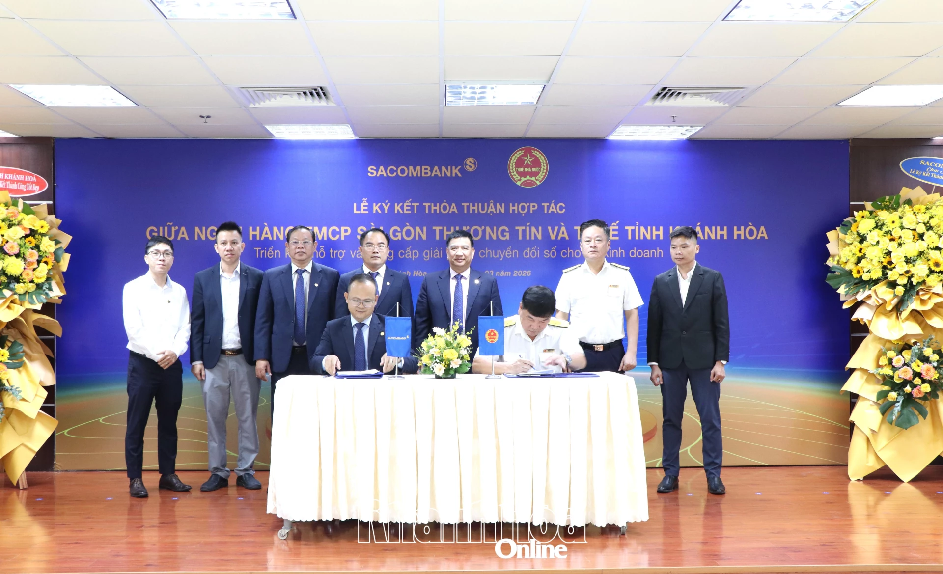 Lãnh đạo Sacombank Chi nhánh Khánh Hòa và Thuế tỉnh Khánh Hòa ký kết thỏa thuận hợp tác.