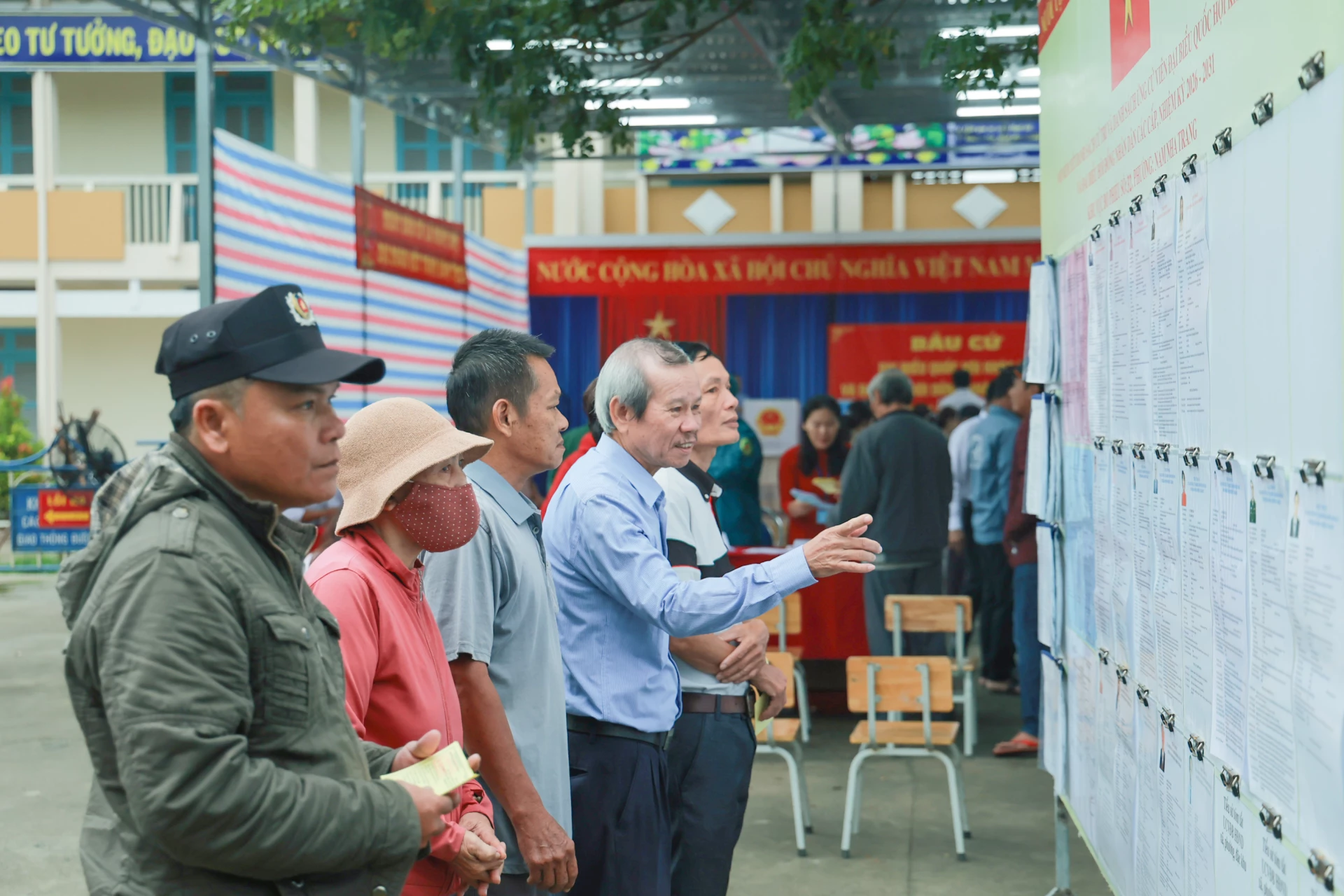 Cử tri phường Nam Nha Trang xem lại thông tin các ứng cử viên đại biểu Quốc hội và đại biểu HĐND các cấp được niêm yết tại Khu vực bỏ phiếu số 32 trước khi tiến hành bỏ phiếu.