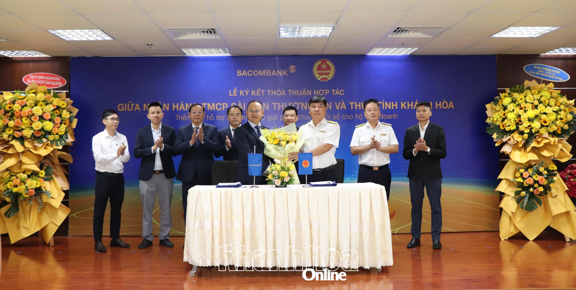 Lãnh đạo Sacombank Chi nhánh Khánh Hòa tặng hoa cảm ơn lãnh đạo Thuế tỉnh Khánh Hòa.