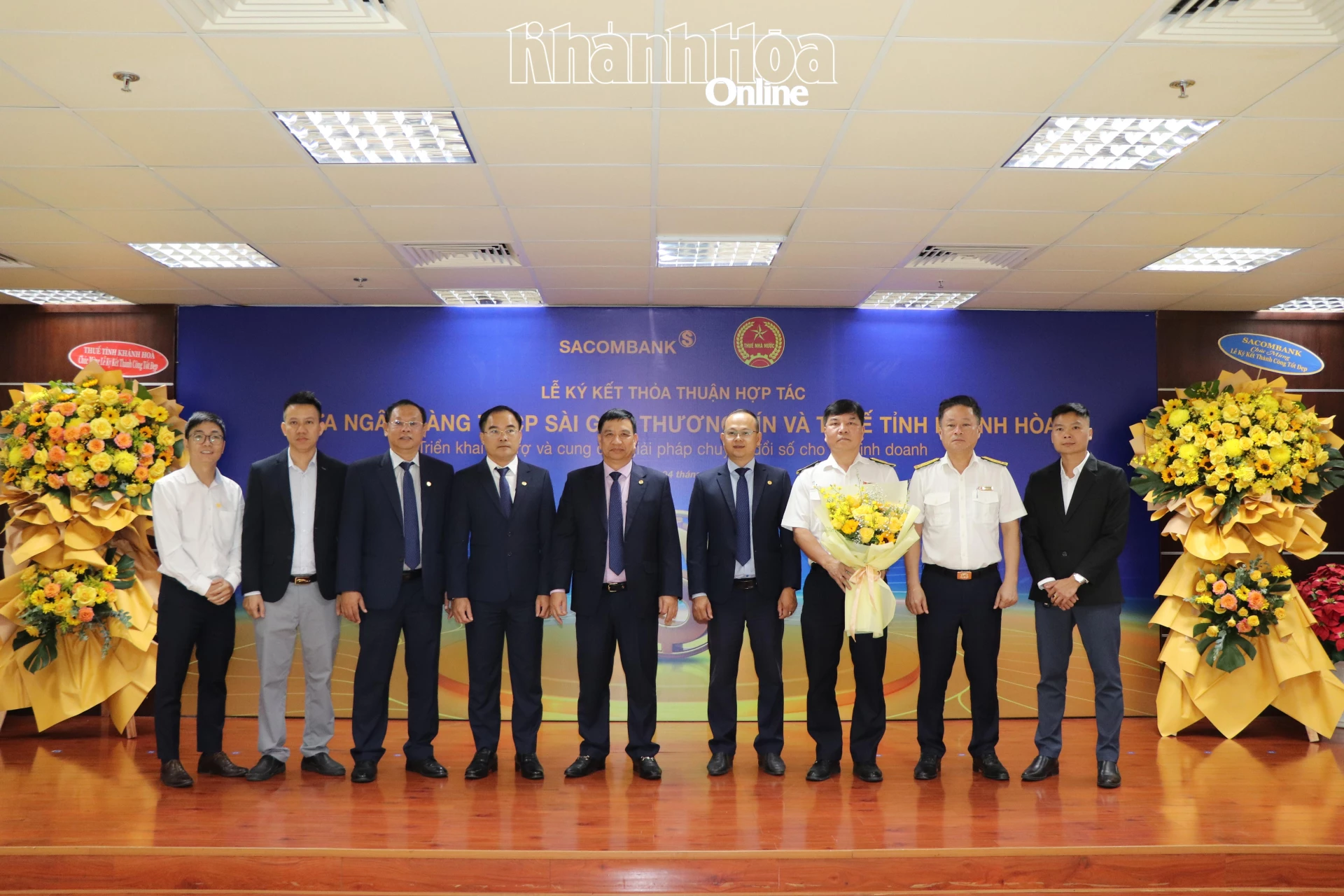 Các đại biểu chụp ảnh lưu niệm tại lễ ký kết.