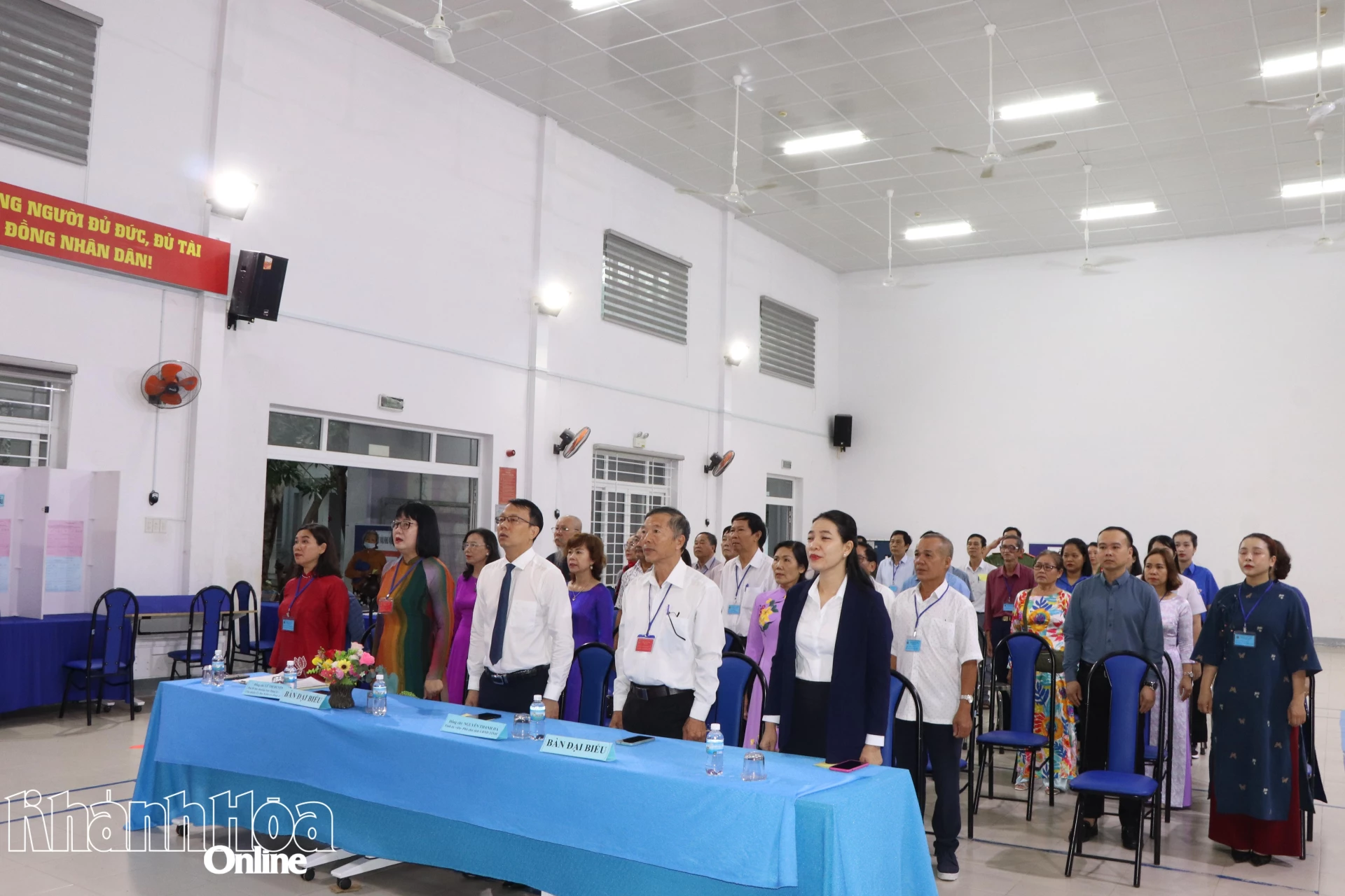 Đồng chí Nguyễn Thanh Hà và các đại biểu, cử tri thực hiện nghi thức chào cờ tại Lễ khai mạc bầu cử đại biểu Quốc hội khoá XVI và đại biểu HĐND các cấp nhiệm kỳ 2026-2031.