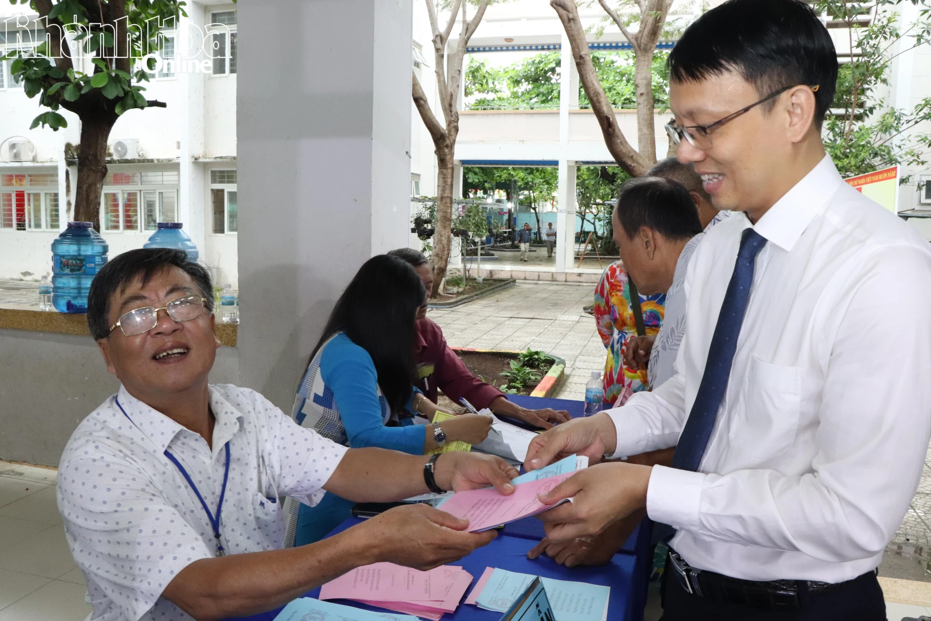 Đồng chí Nguyễn Thanh Hà nhận phiếu bầu cử.