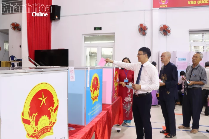 Phó Chủ tịch UBND tỉnh Nguyễn Thanh Hà tham gia bầu cử tại Khu vực bỏ phiếu số 20, phường Nam Nha Trang