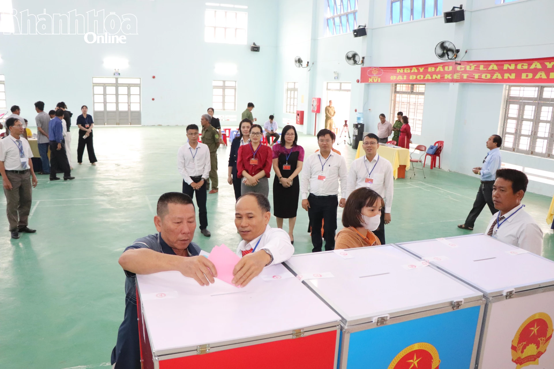 Đồng chí Nguyễn Thanh Hà và lãnh đạo địa phương kiểm tra công tác bầu cử tại Khu vực bỏ phiếu số 11, phường Bắc Cam Ranh.
