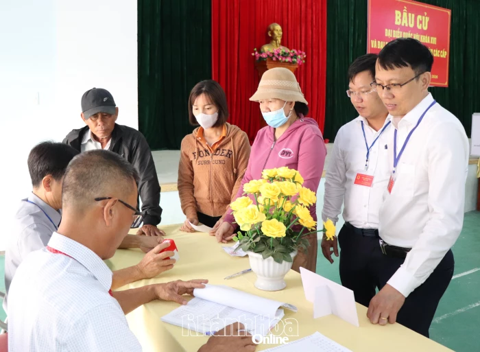 Phó Chủ tịch UBND tỉnh Nguyễn Thanh Hà kiểm tra công tác bầu cử tại phường Bắc Cam Ranh và xã Nam Cam Ranh