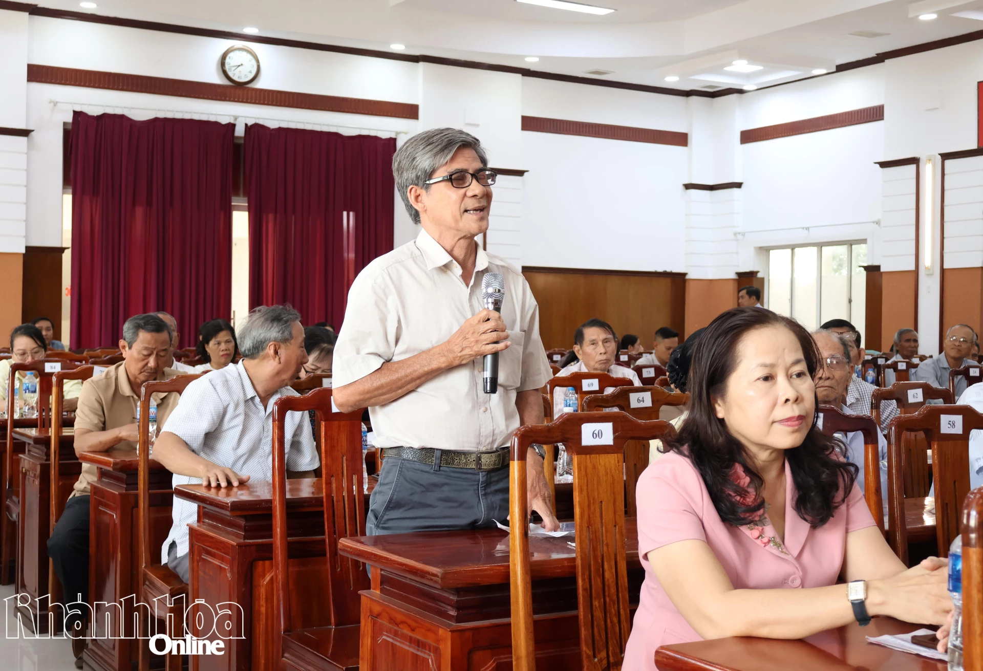 Cử tri phường Bảo An phát biểu ý kiến tại hội nghị.