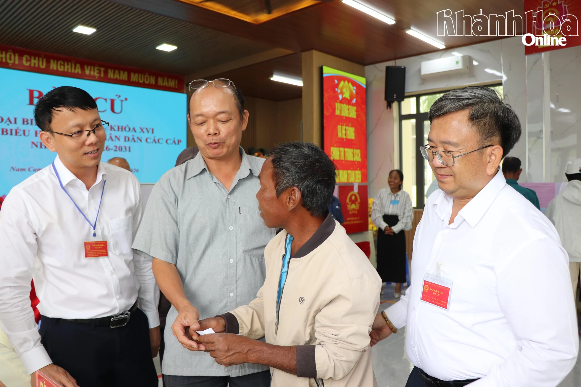 Đồng chí Nguyễn Thanh Hà trò chuyện với cử tri người Raglai ở phường Nam Cam Ranh.