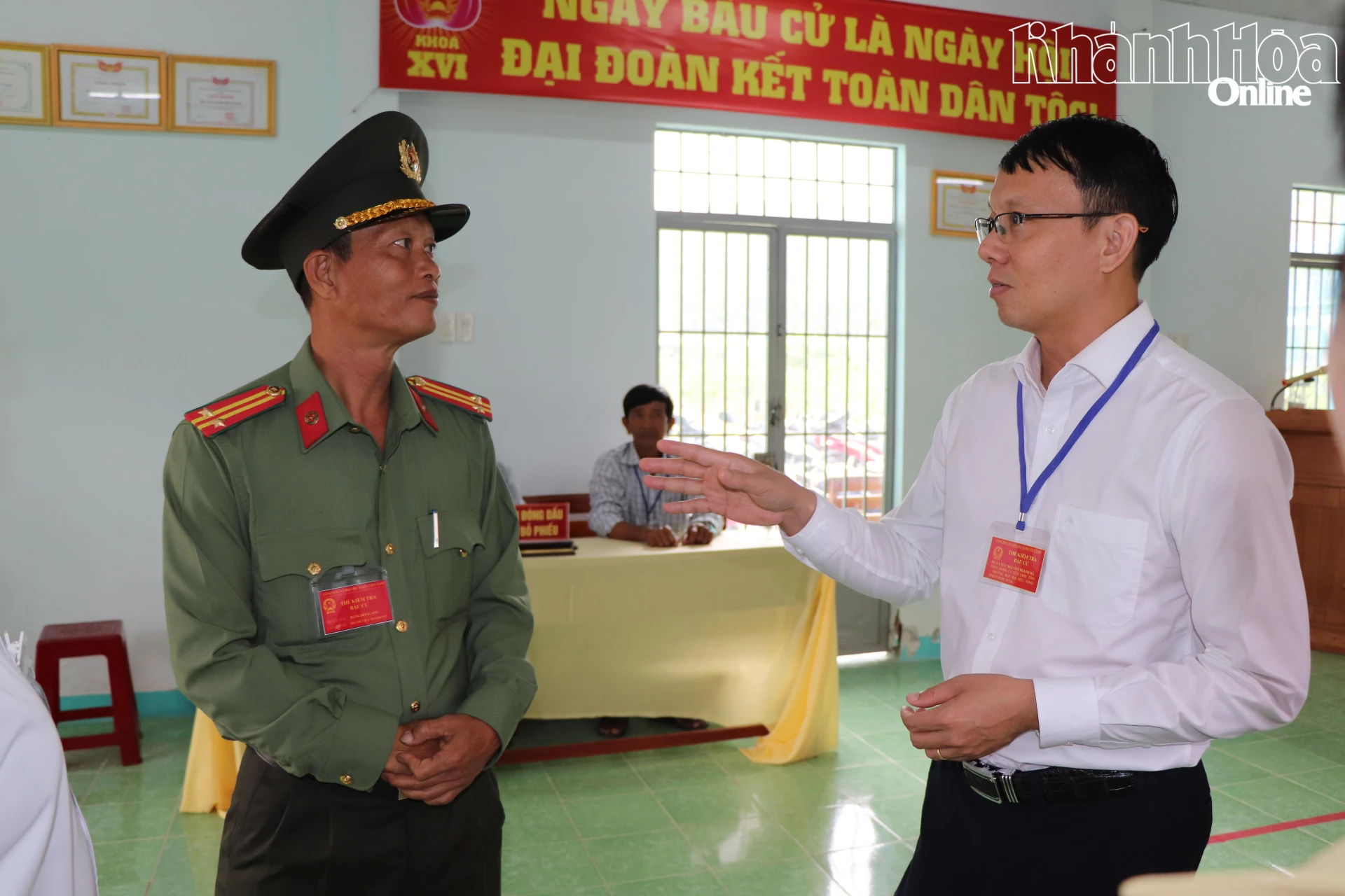 Đồng chí Nguyễn Thanh Hà trao đổi với lực lượng làm nhiệm vụ đảm bảo công tác an ninh ở một khu vực bỏ phiếu phường Nam Cam Ranh.