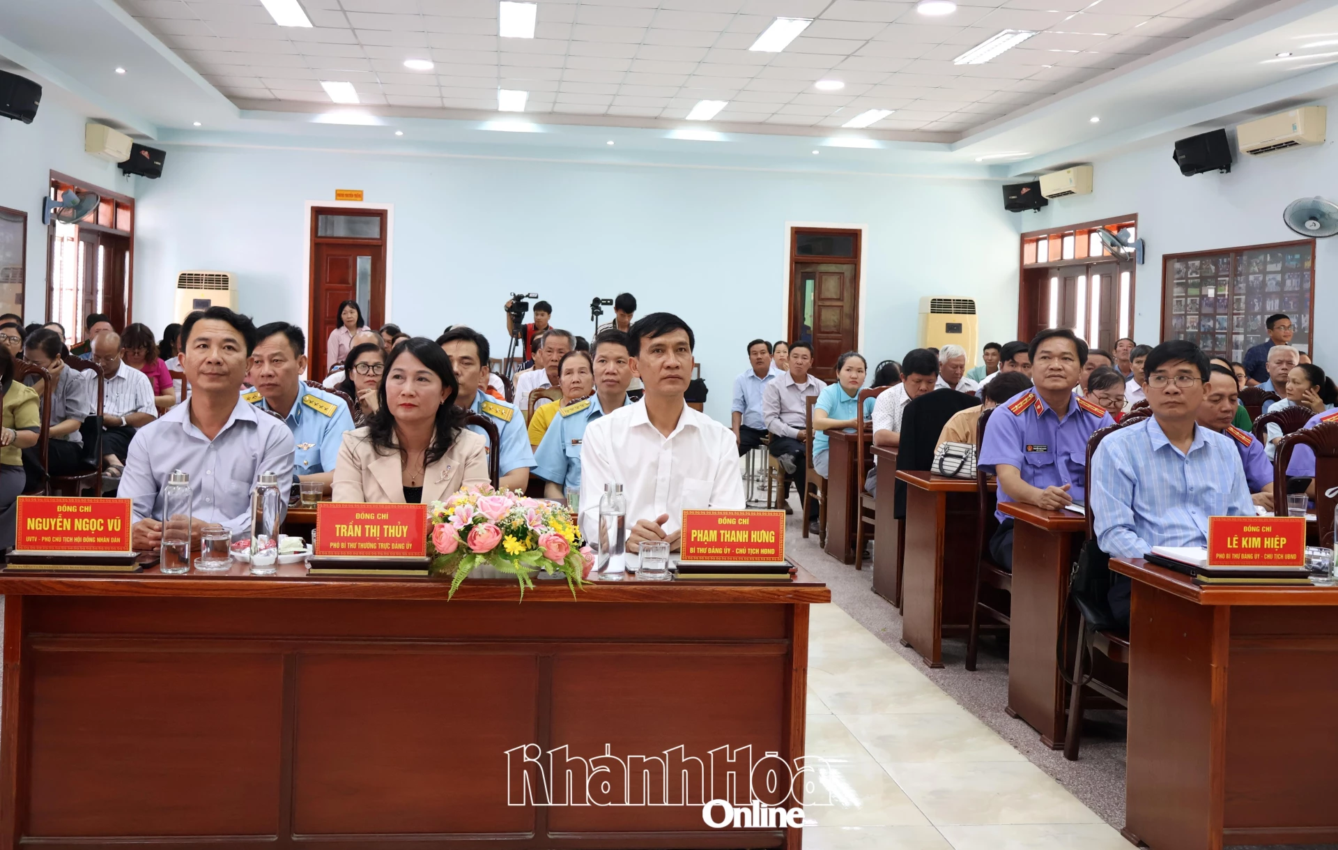 Cử tri phường Đô Vinh tham dự hội nghị.