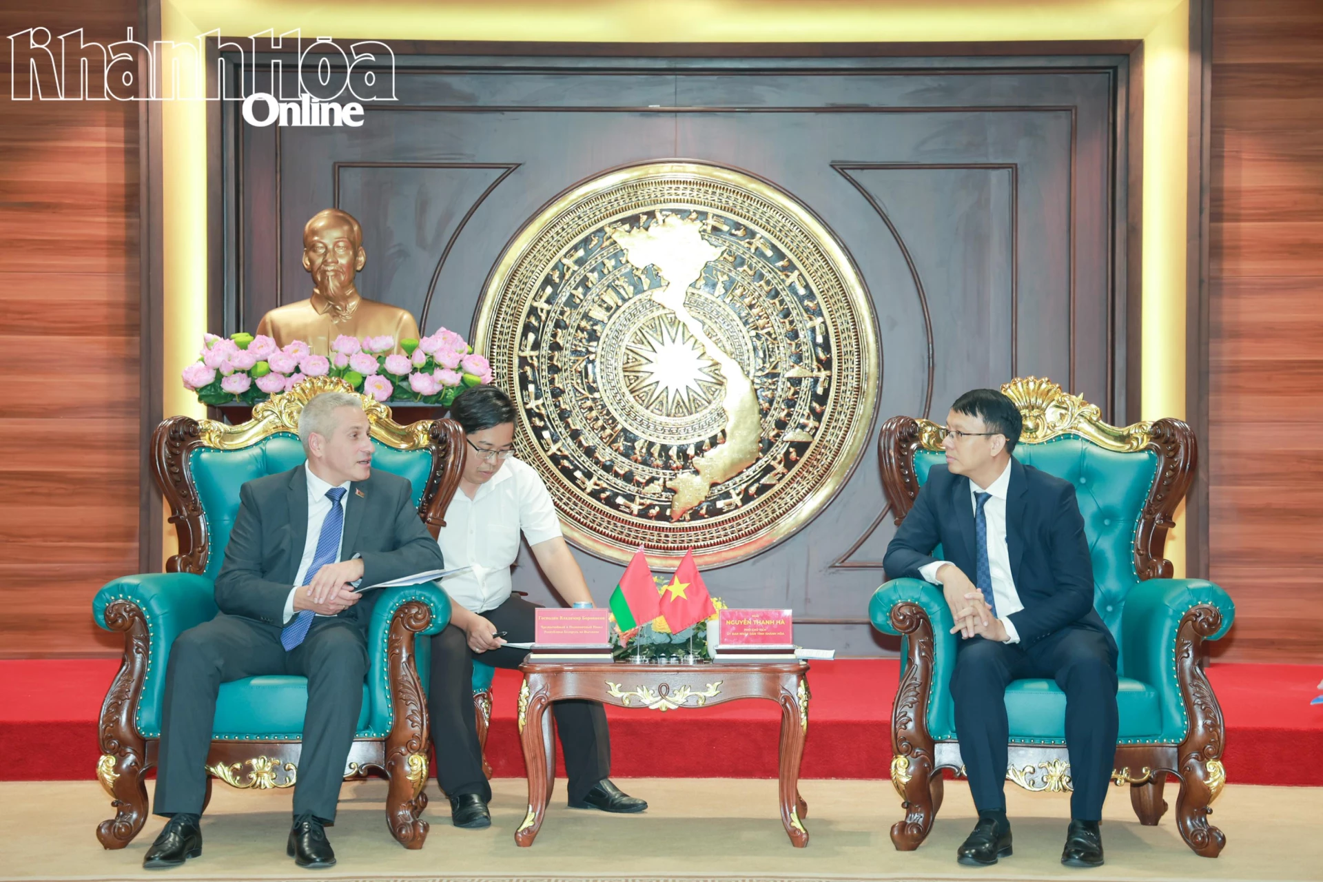 Đồng chí Nguyễn Thanh Hà và ông Uladzimir Baravikou trao đổi về những nội dung hợp tác 2 bên cùng quan tâm.