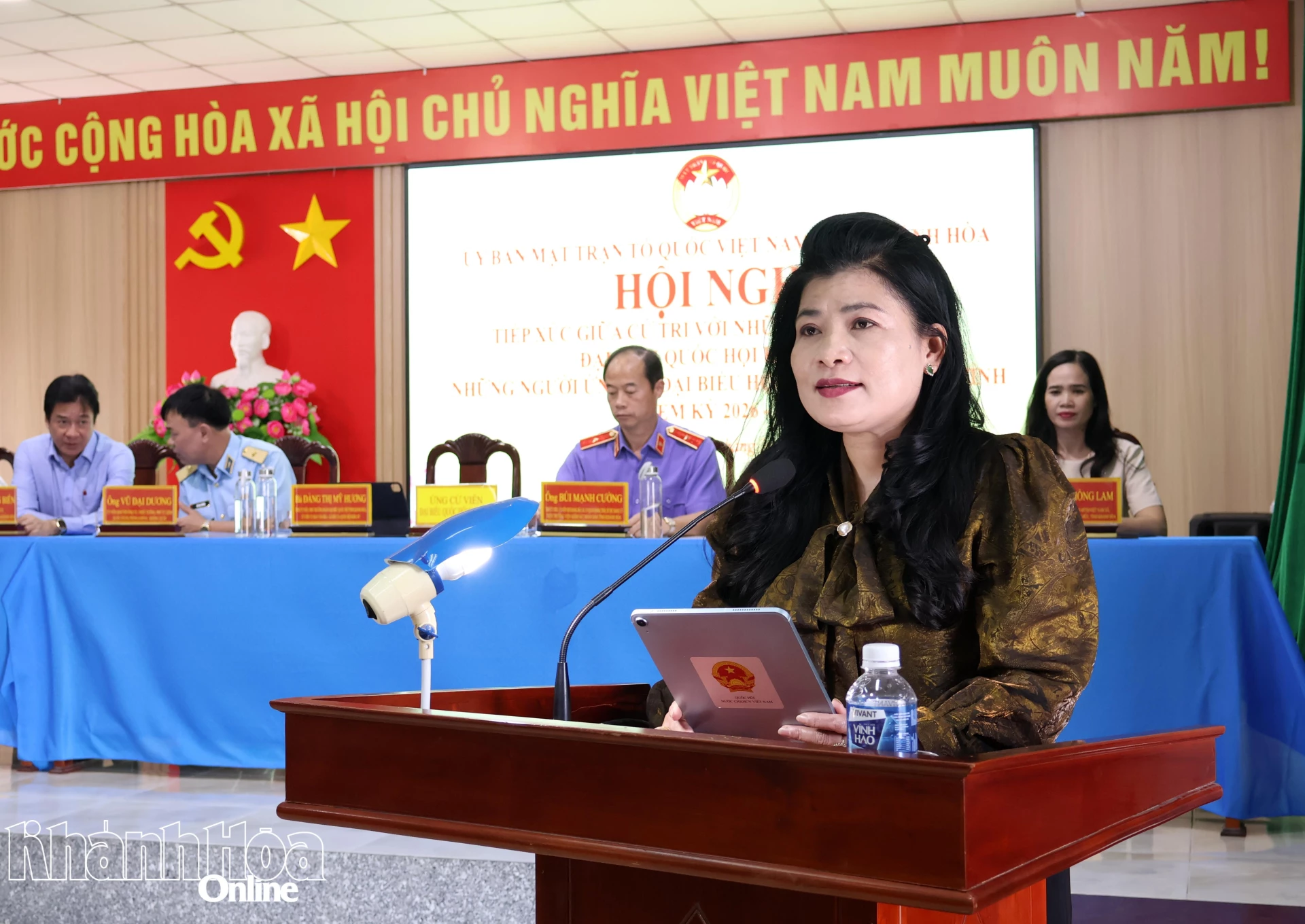 Bà Đàng Thị Mỹ Hương trình bày chương trình hành động.