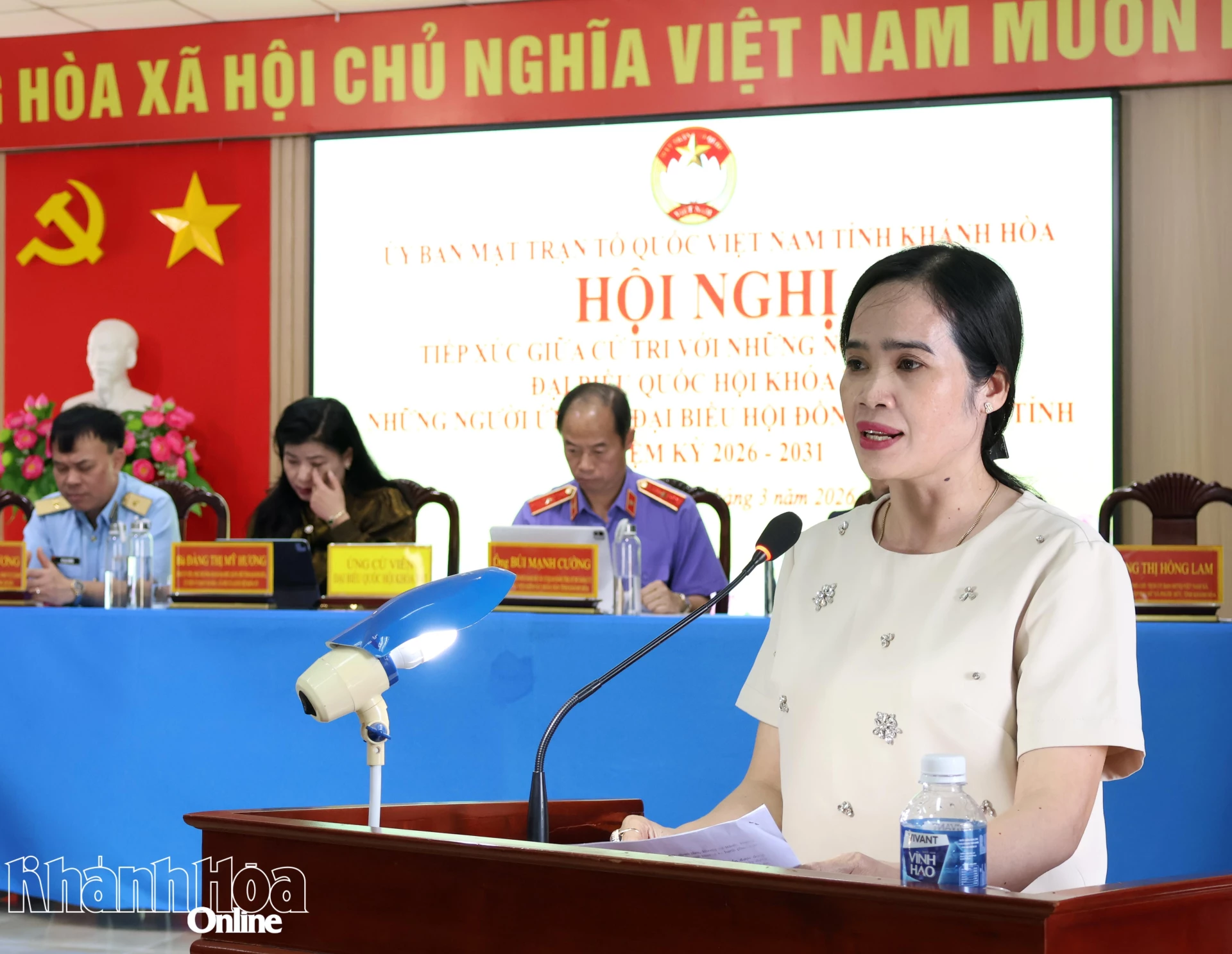 Bà Đàng Thị Hồng Lam trình bày chương trình hành động.