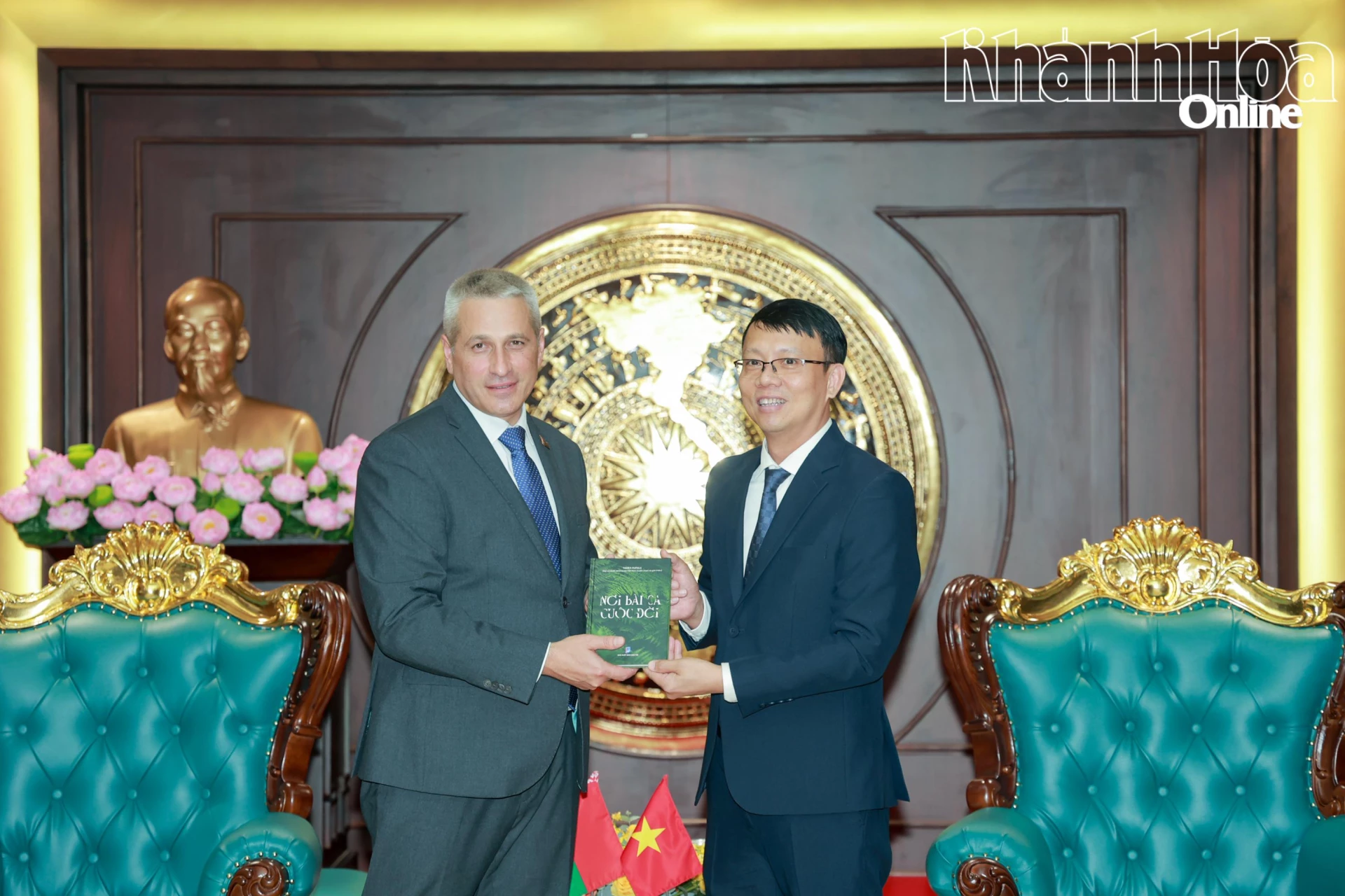 Ông Uladzimir Baravikou tặng đồng chí Nguyễn Thanh Hà tập thơ “Nơi bài ca cuộc đời” của Nhà thơ Nhân dân Belarus Yanka Kupala đã được dịch sang tiếng Việt.