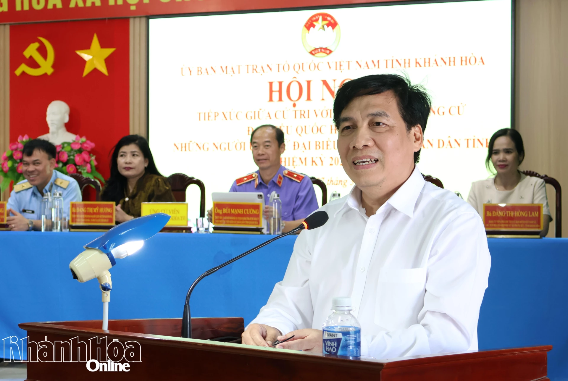 Ông Lê Vũ Chương trình bày chương trình hành động.