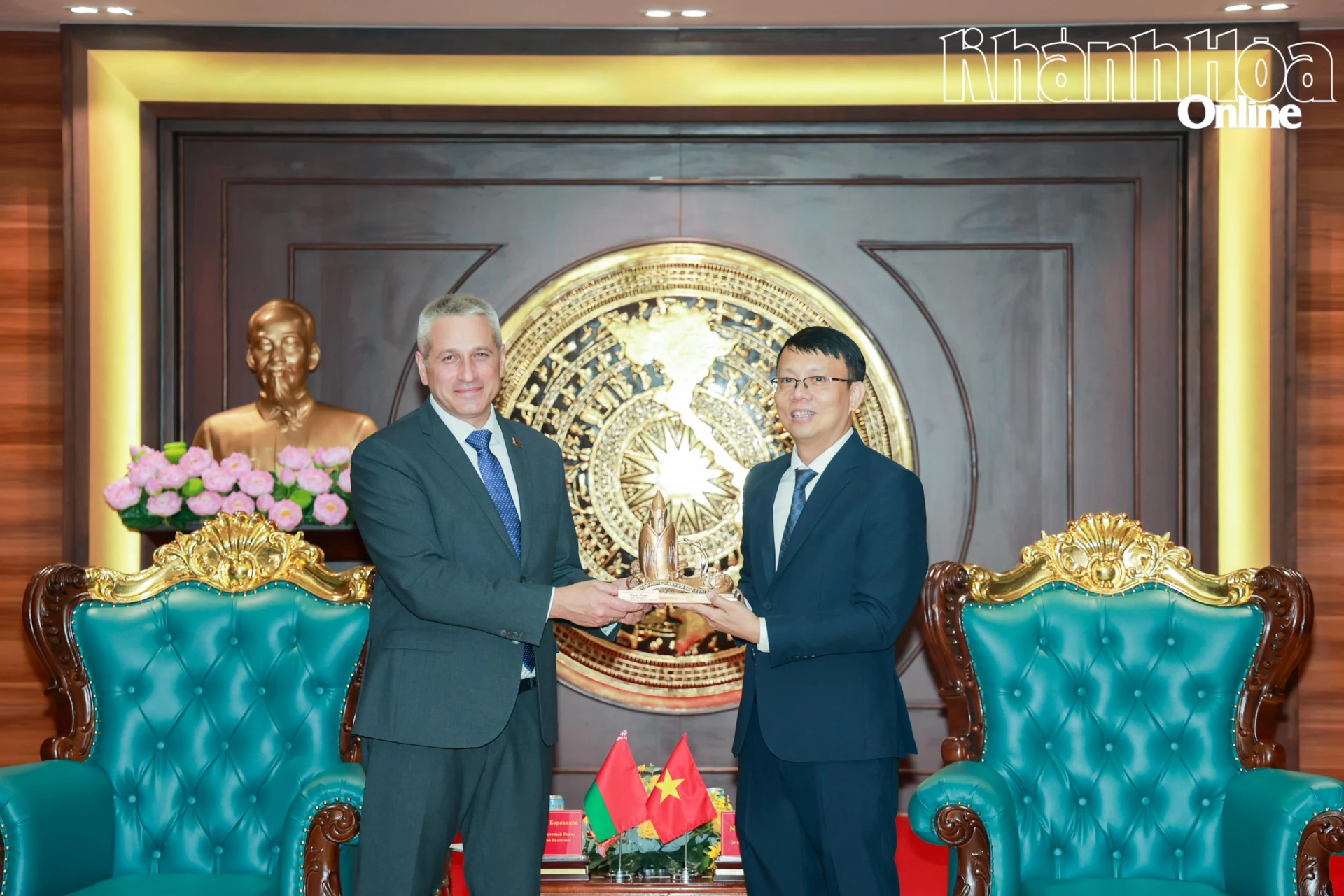 Đồng chí Nguyễn Thanh Hà tặng ông Uladzimir Baravikou món quà lưu niệm về tỉnh Khánh Hòa.