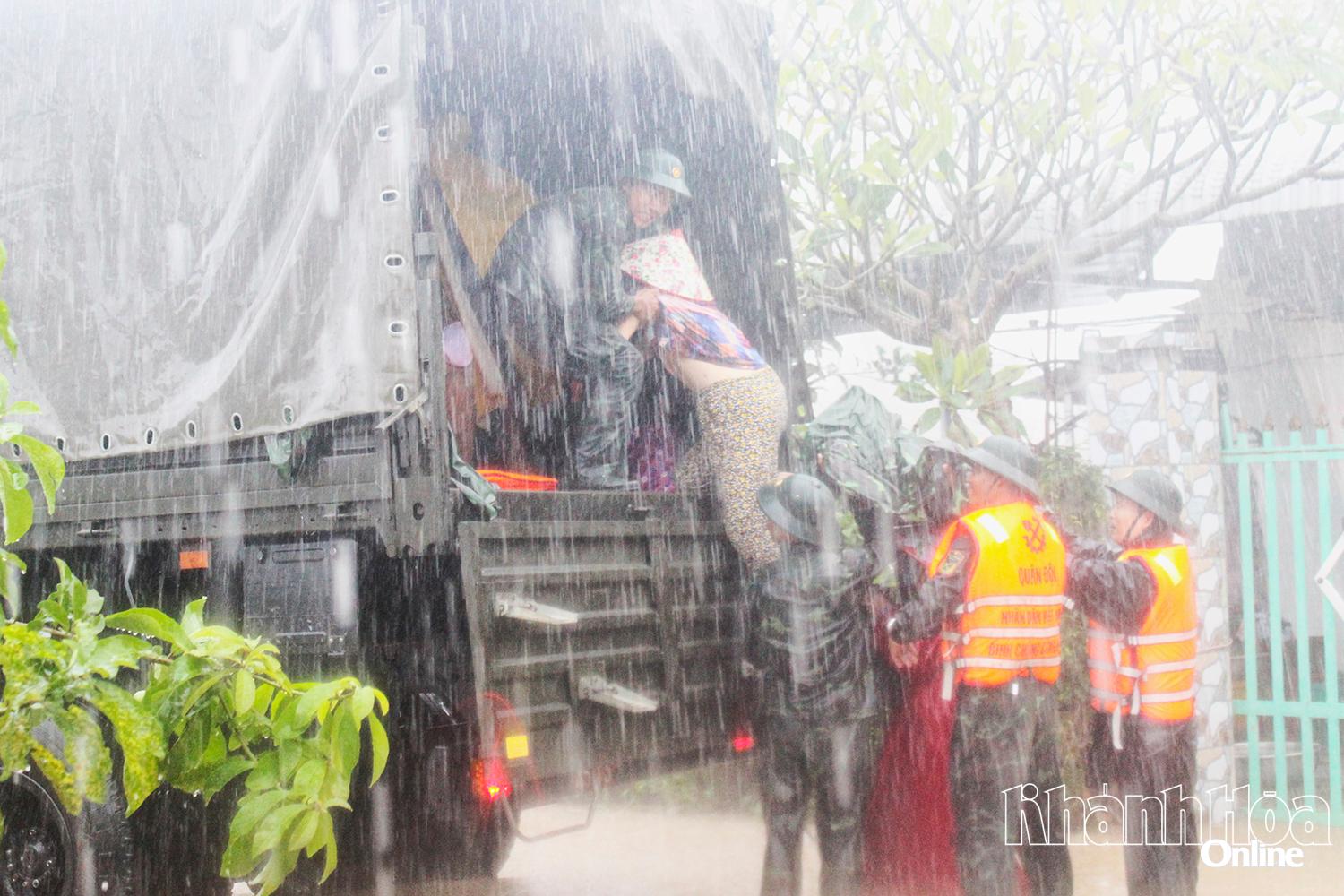 Cán bộ, chiến sĩ di dời người dân vùng ngập lụt đến nơi an toàn.