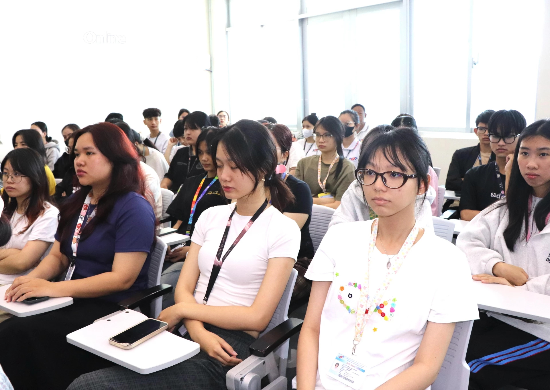 Sinh viên tham dự hội thảo.