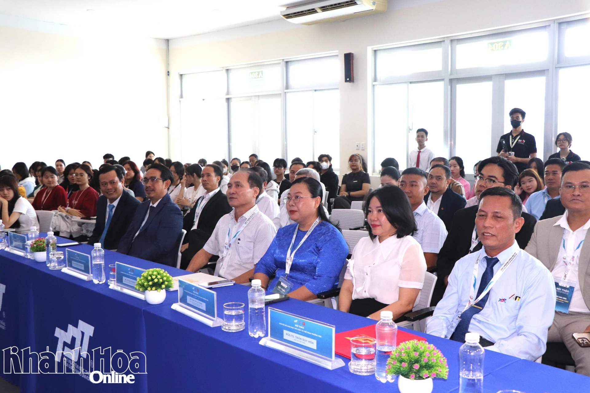 Các đại biểu tham dự hội thảo.