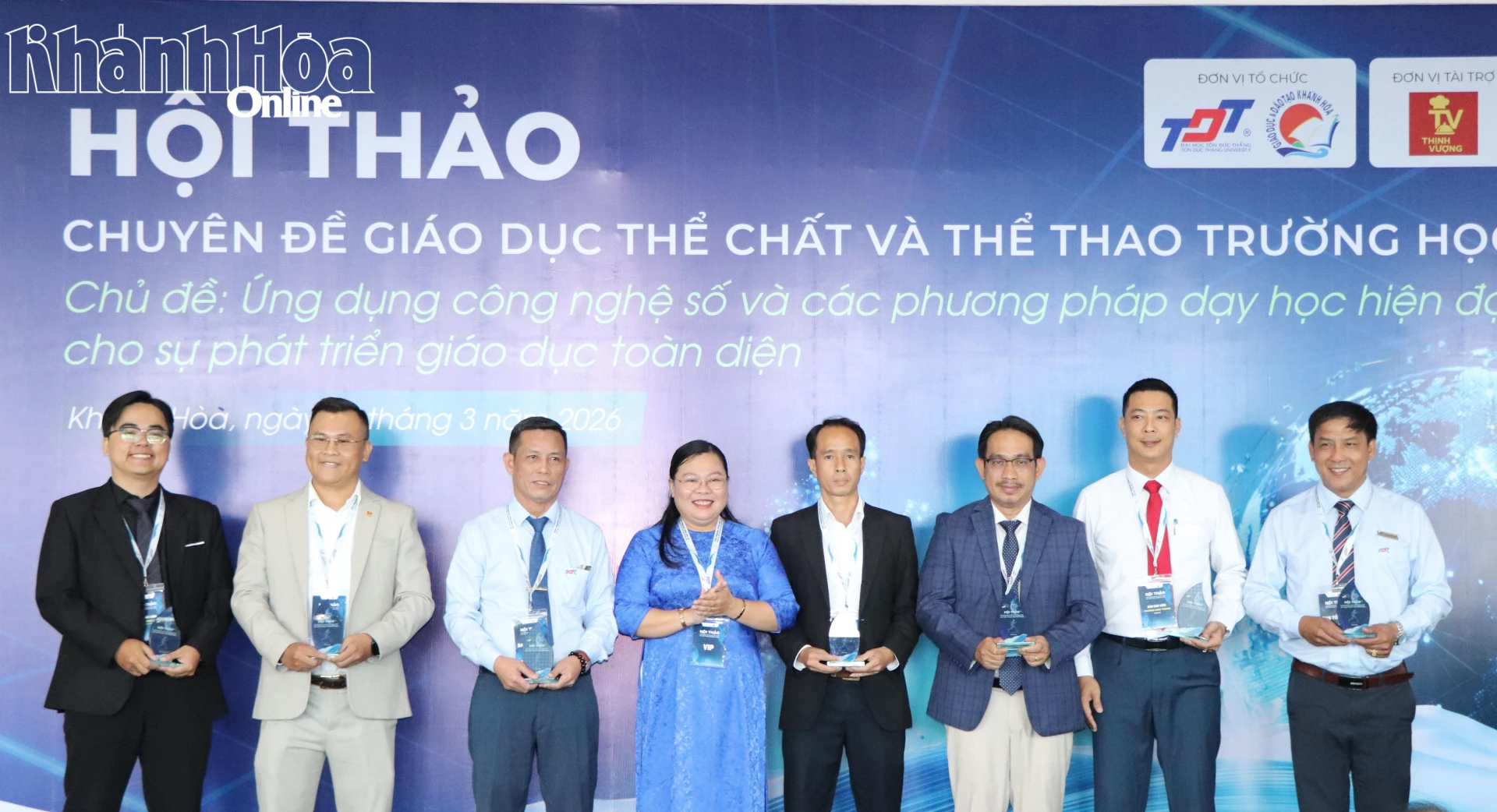 Ban tổ chức tặng kỷ niệm chương cho các báo cáo viên tại hội thảo.