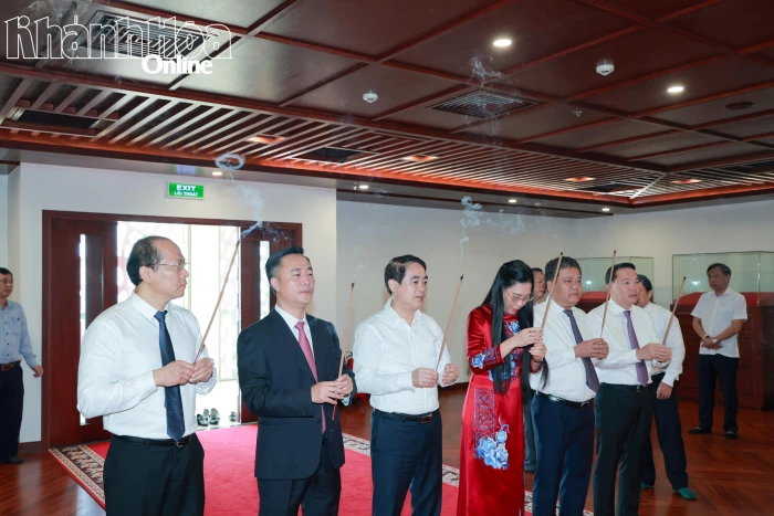 Lãnh đạo Trung ương và tỉnh Khánh Hòa dâng hương tưởng niệm Chủ tịch Hồ Chí Minh