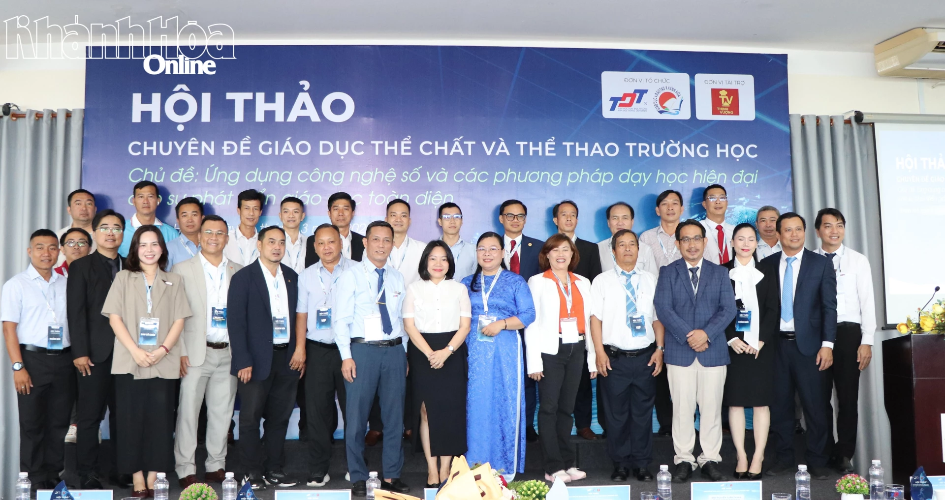 Các đại biểu chụp ảnh lưu niệm tại hội thảo.