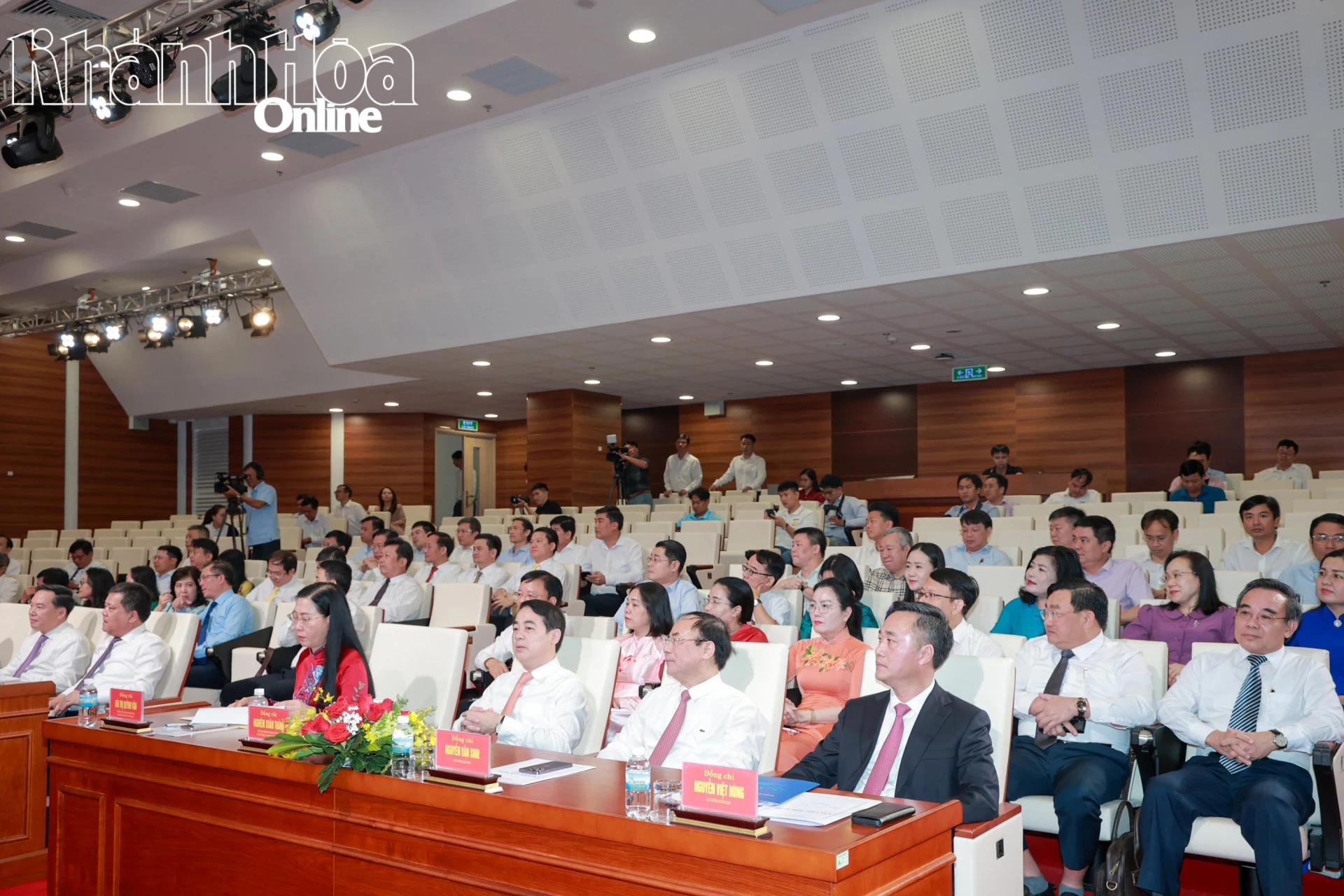 Các đồng chí lãnh đạo tham dự hội nghị.