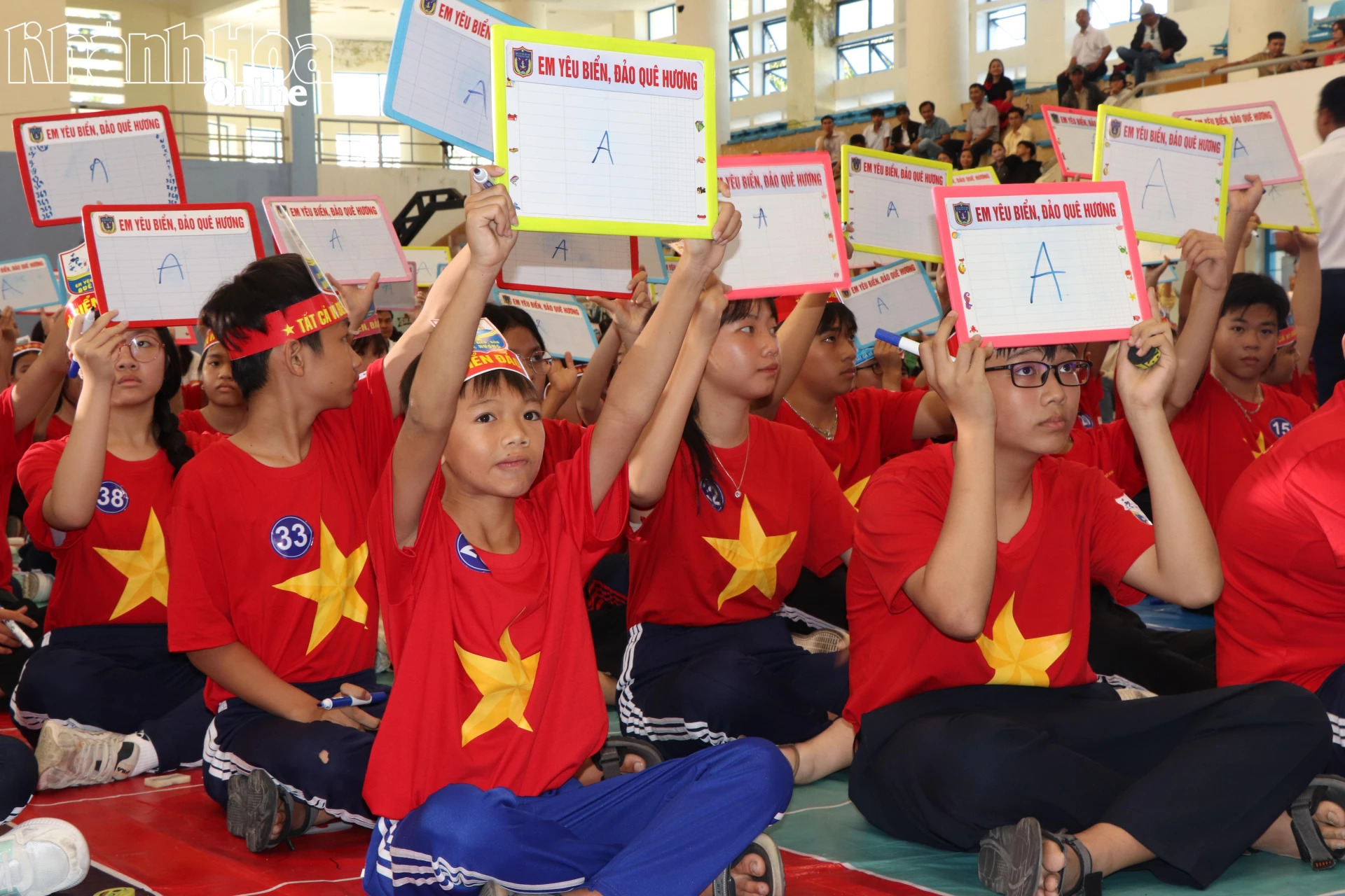 Các thí sinh trả lời câu hỏi trắc nghiệm.