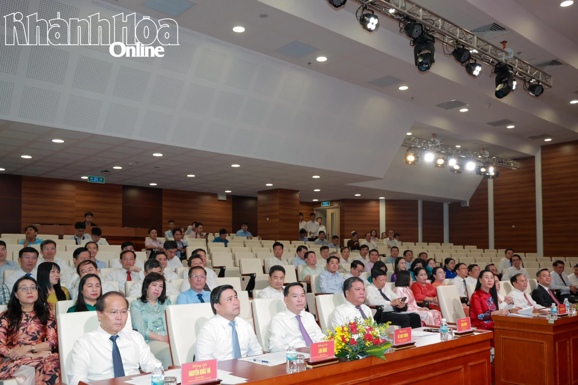 Các đồng chí lãnh đạo tham dự hội nghị.