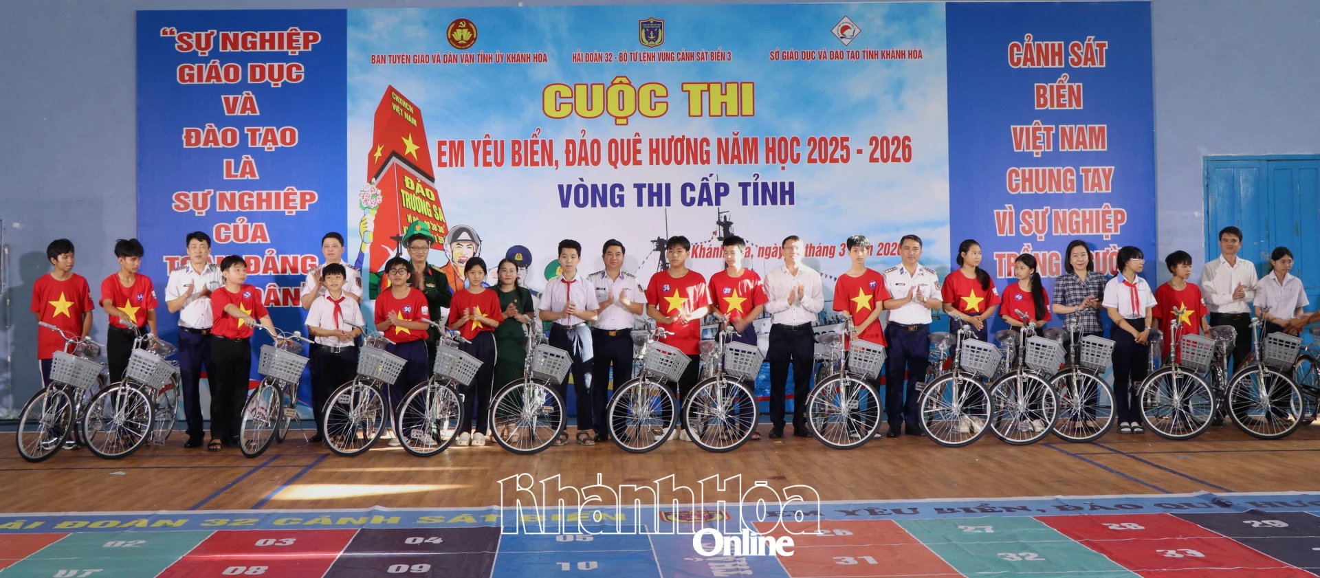 Lãnh đạo tỉnh và Ban tổ chức cuộc thi trao xe đạp cho học sinh nghèo học giỏi.