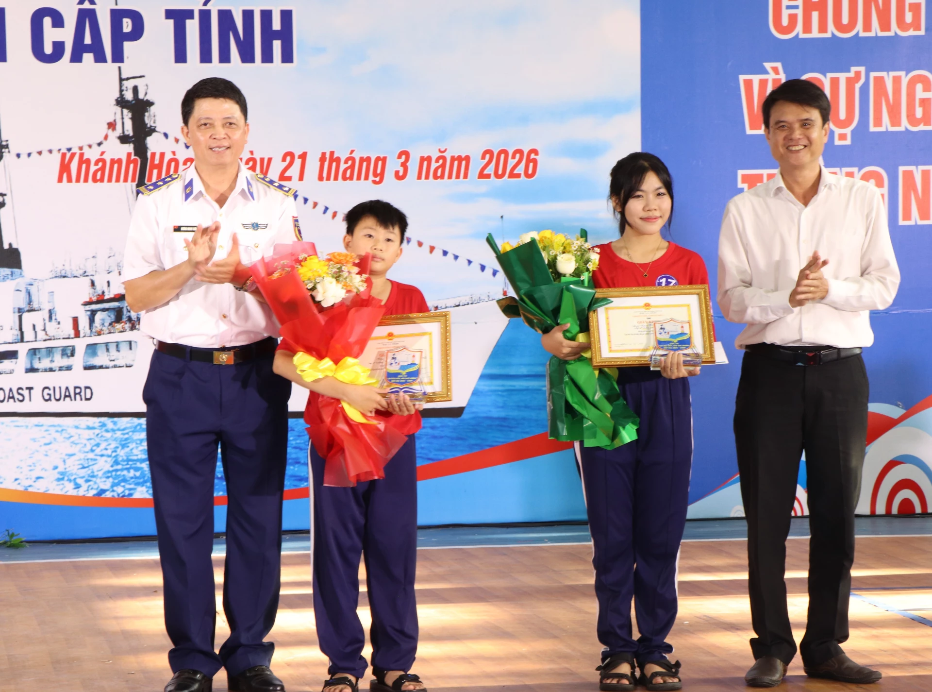 Ban tổ chức trao giải ba cho các thí sinh.