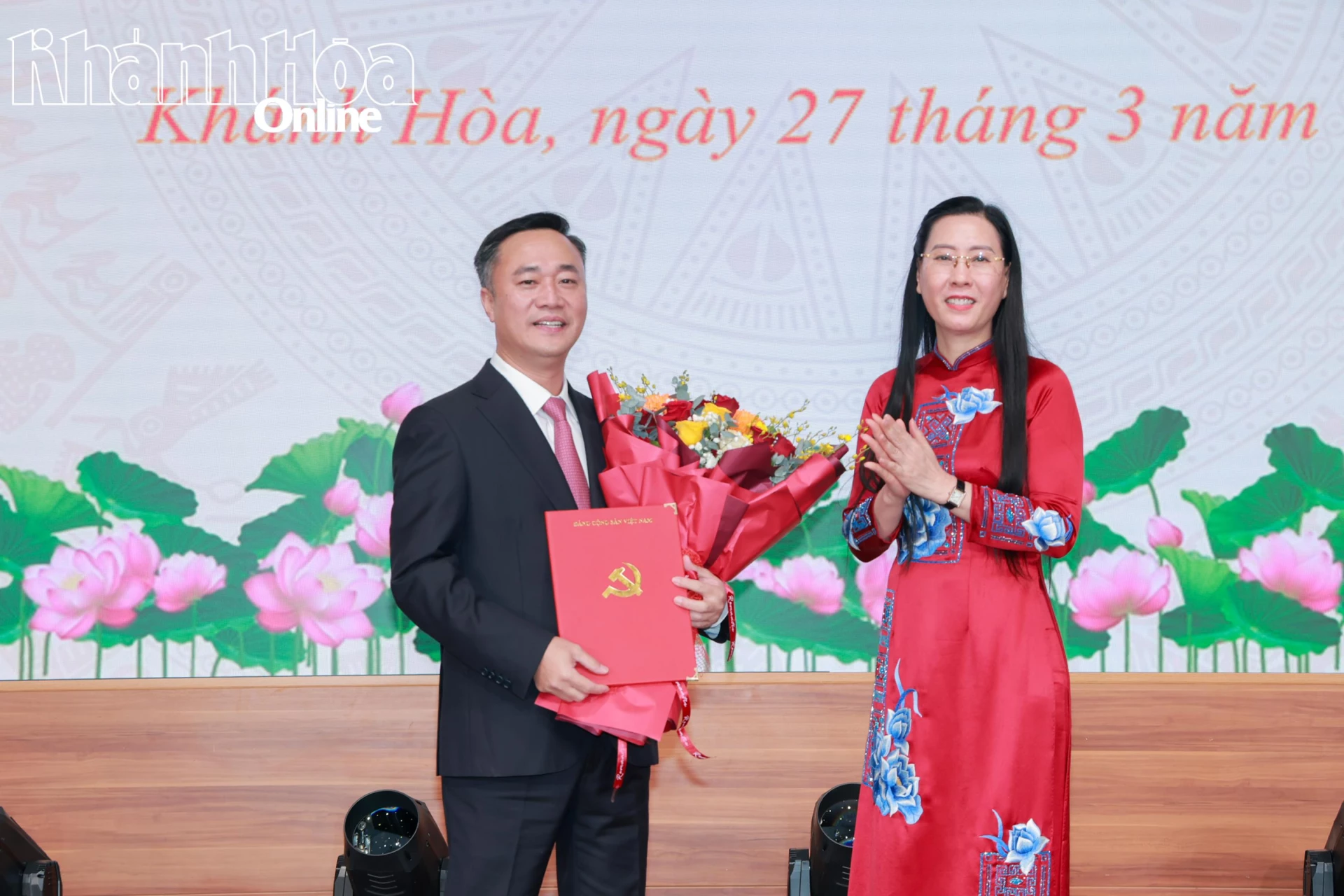 Đồng chí Bùi Thị Quỳnh Vân trao quyết định và tặng hoa chúc mừng đồng chí Nguyễn Việt Hùng.