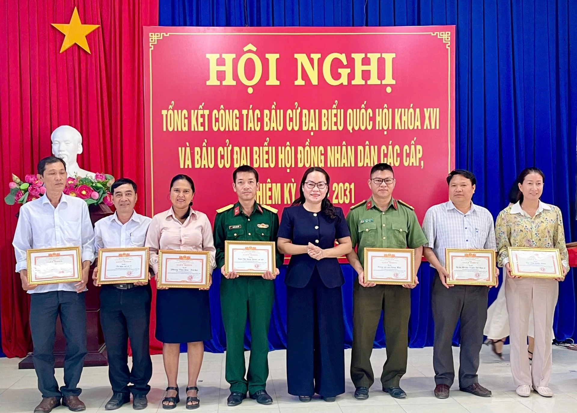 Lãnh đạo xã Công Hải trao giấy khen cho các tập thể xuất sắc.