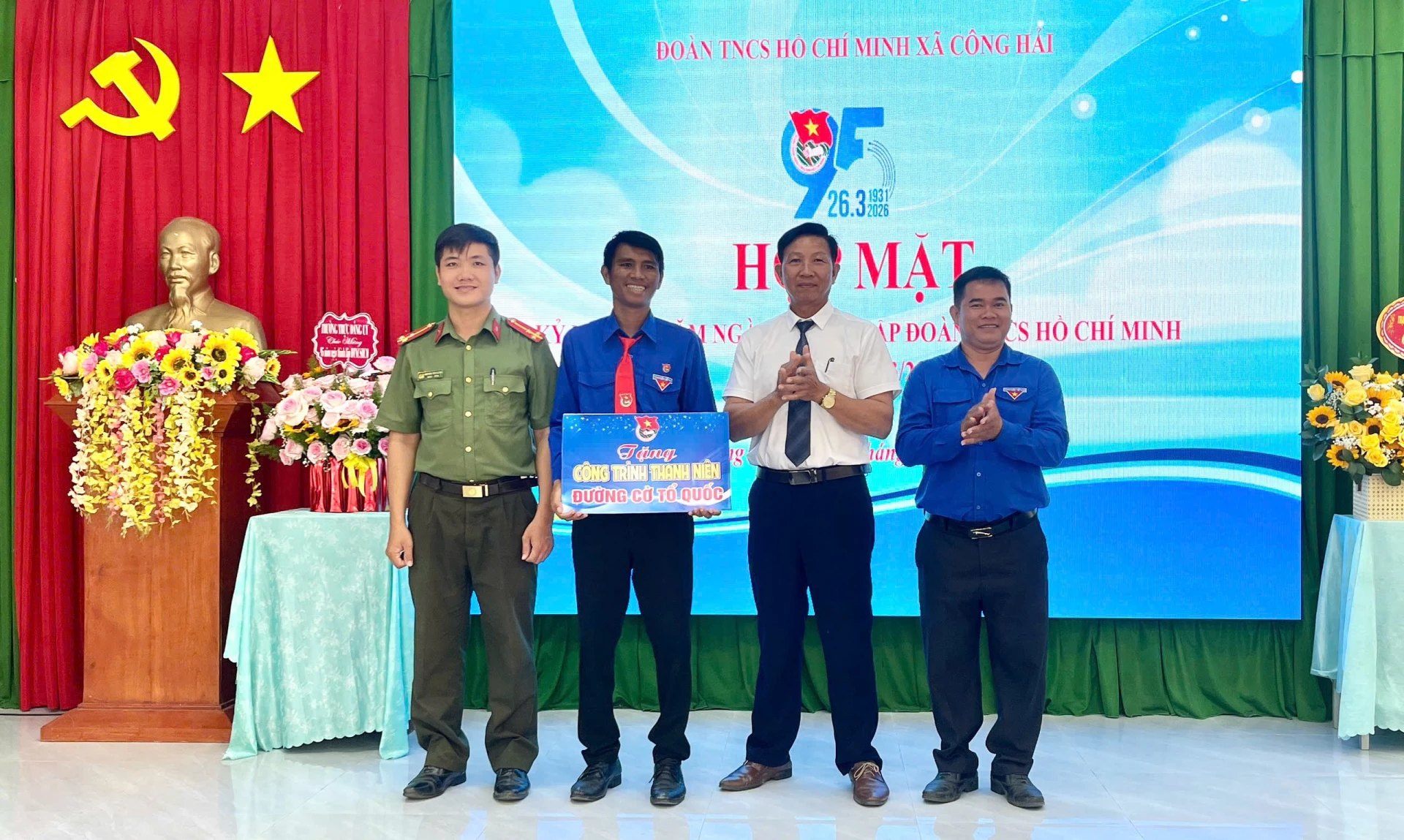 Lãnh đạo xã trao bảng tượng trưng tặng công trình thanh niên Đường cờ Tổ quốc cho Đoàn xã.