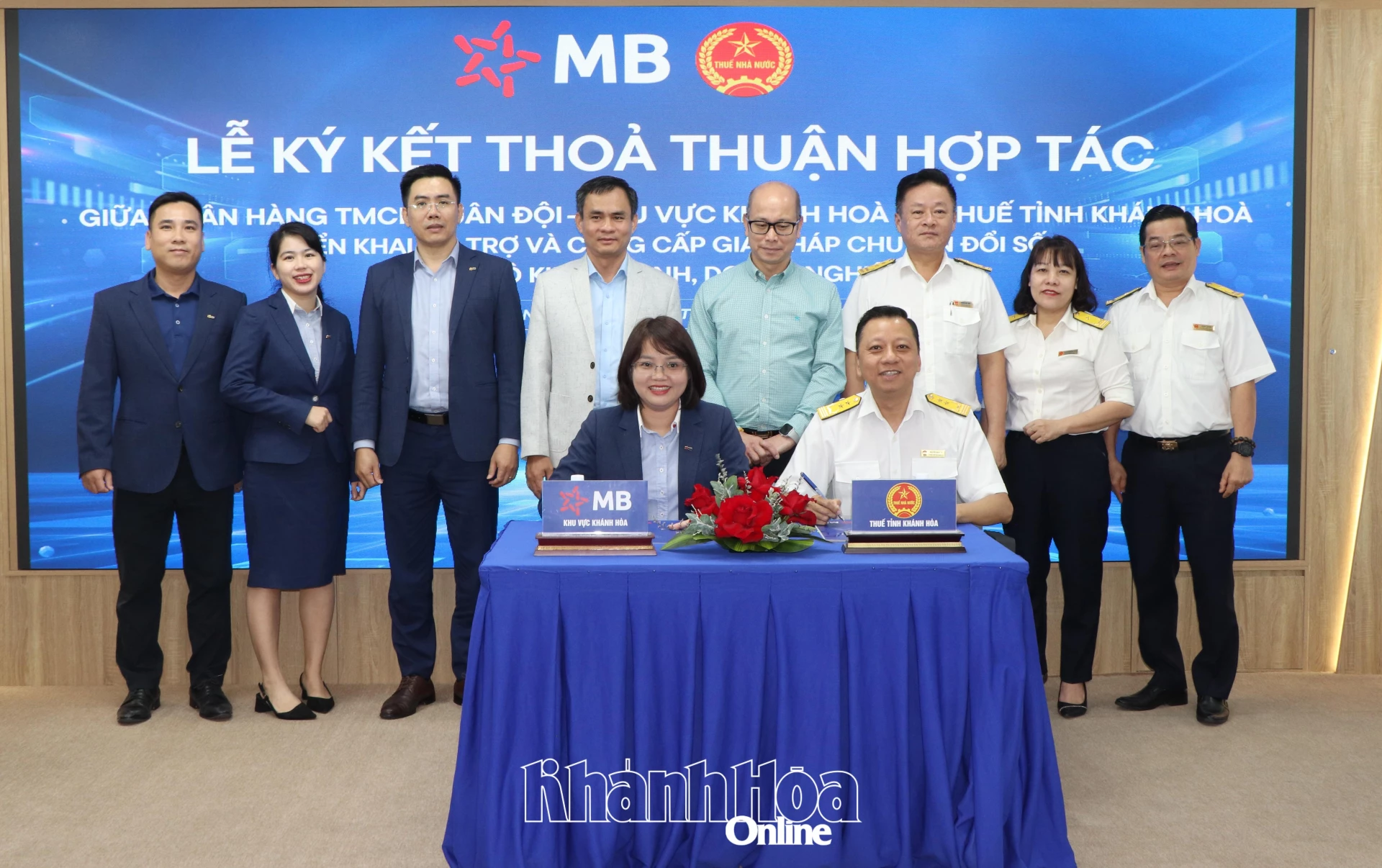 Đại diện MB Bank Khánh Hòa và Thuế tỉnh Khánh Hòa ký kết thỏa thuận hợp tác.