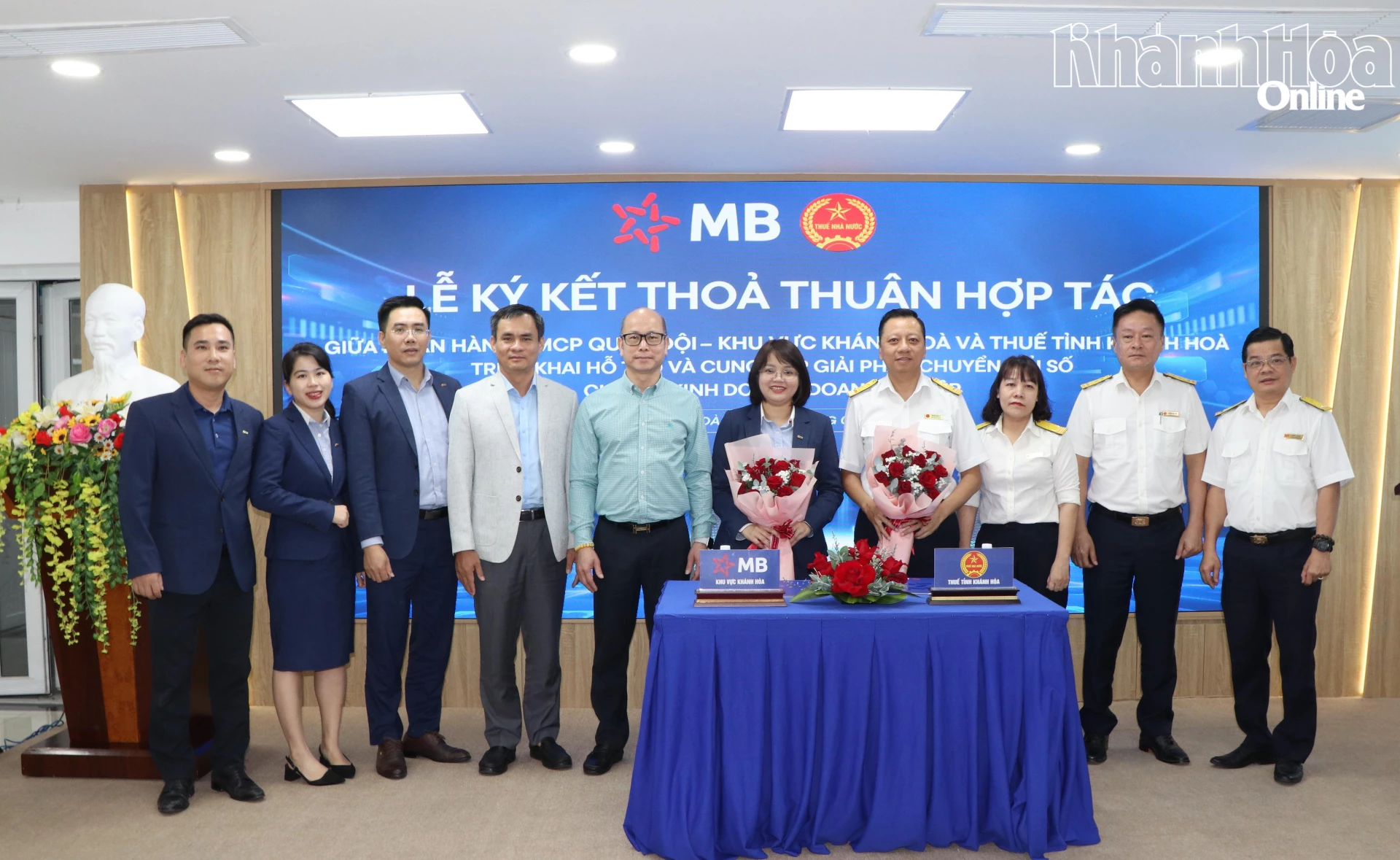 Các đại biểu chụp ảnh lưu niệm tại lễ ký kết.