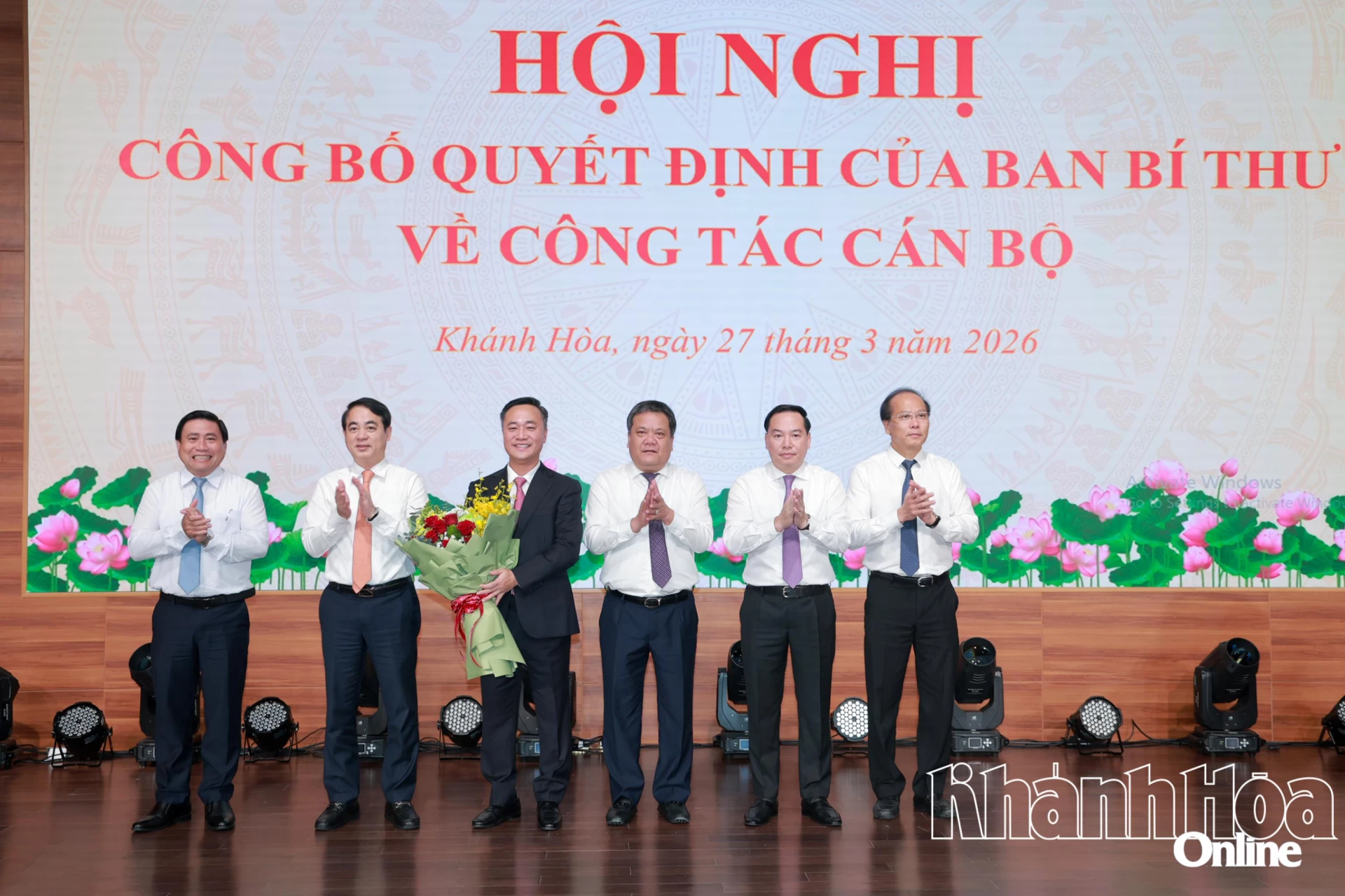 Các đồng chí lãnh đạo Trung ương và Tỉnh ủy Khánh Hòa tặng hoa chúc mừng đồng chí Nguyễn Việt Hùng.