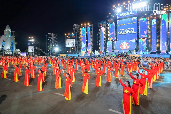 Chú trọng phát triển văn hóa, con người trong giai đoạn mới