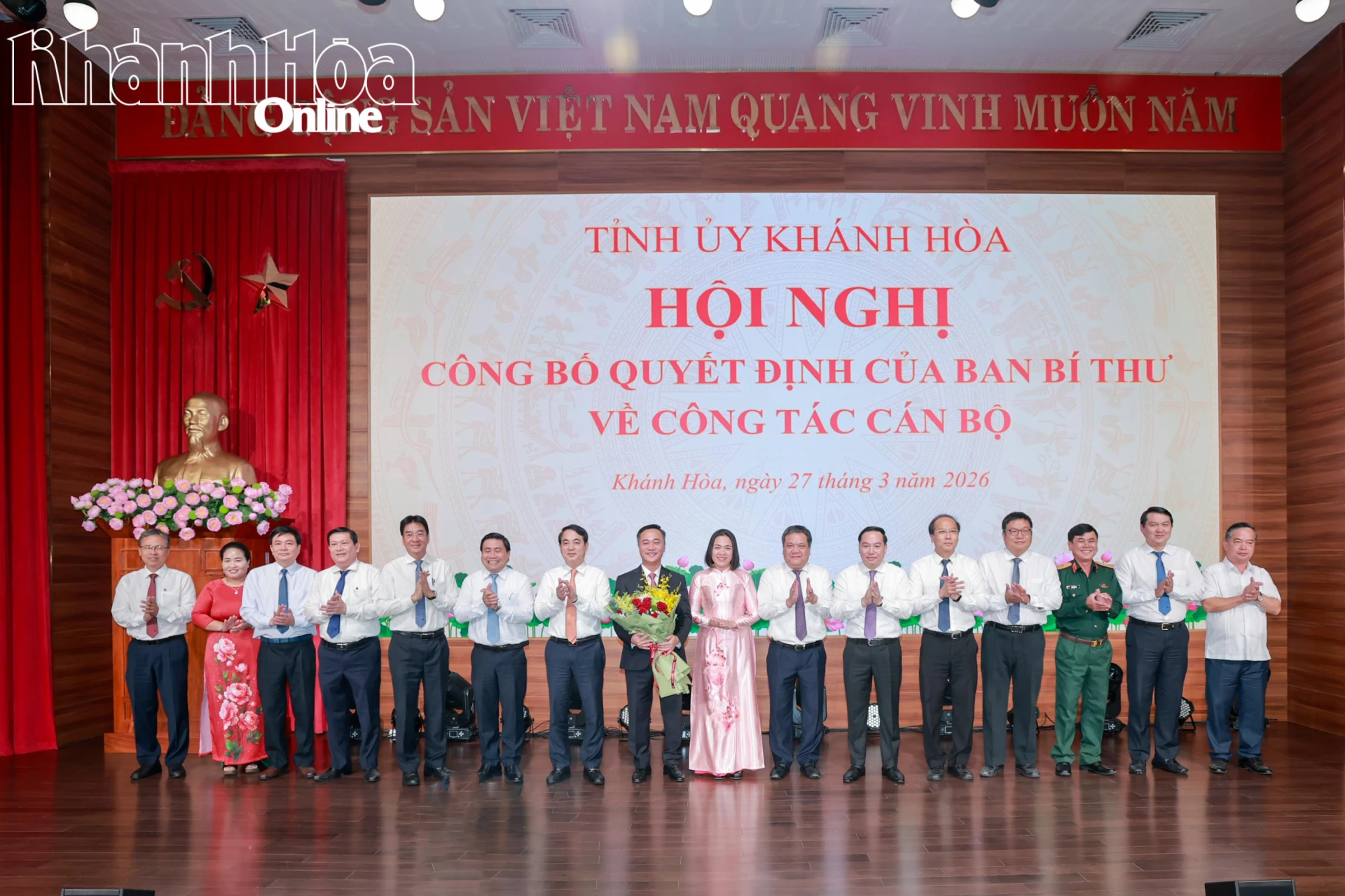 Các đồng chí trong Ban Thường vụ Tỉnh ủy Khánh Hòa chúc mừng đồng chí Nguyễn Việt Hùng.Các đồng chí lãnh đạo Tỉnh ủy,